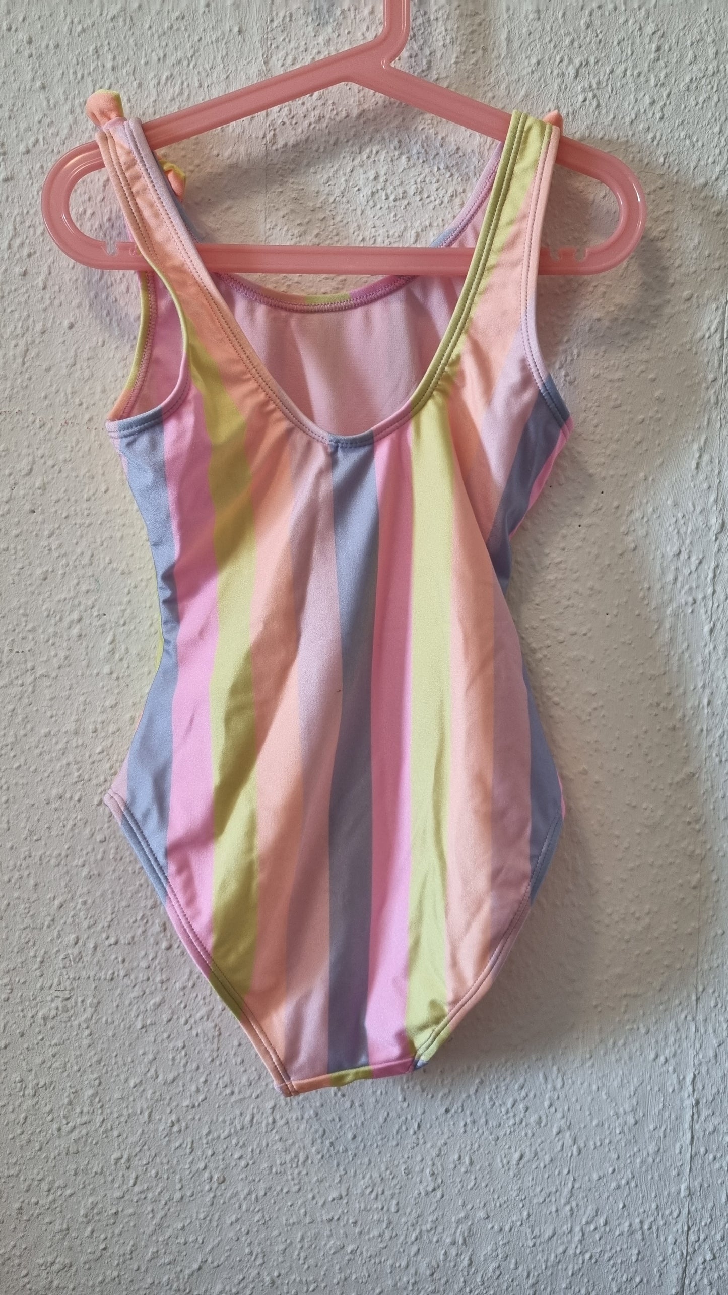 Badeanzug in Regenbogenfarben 134/140