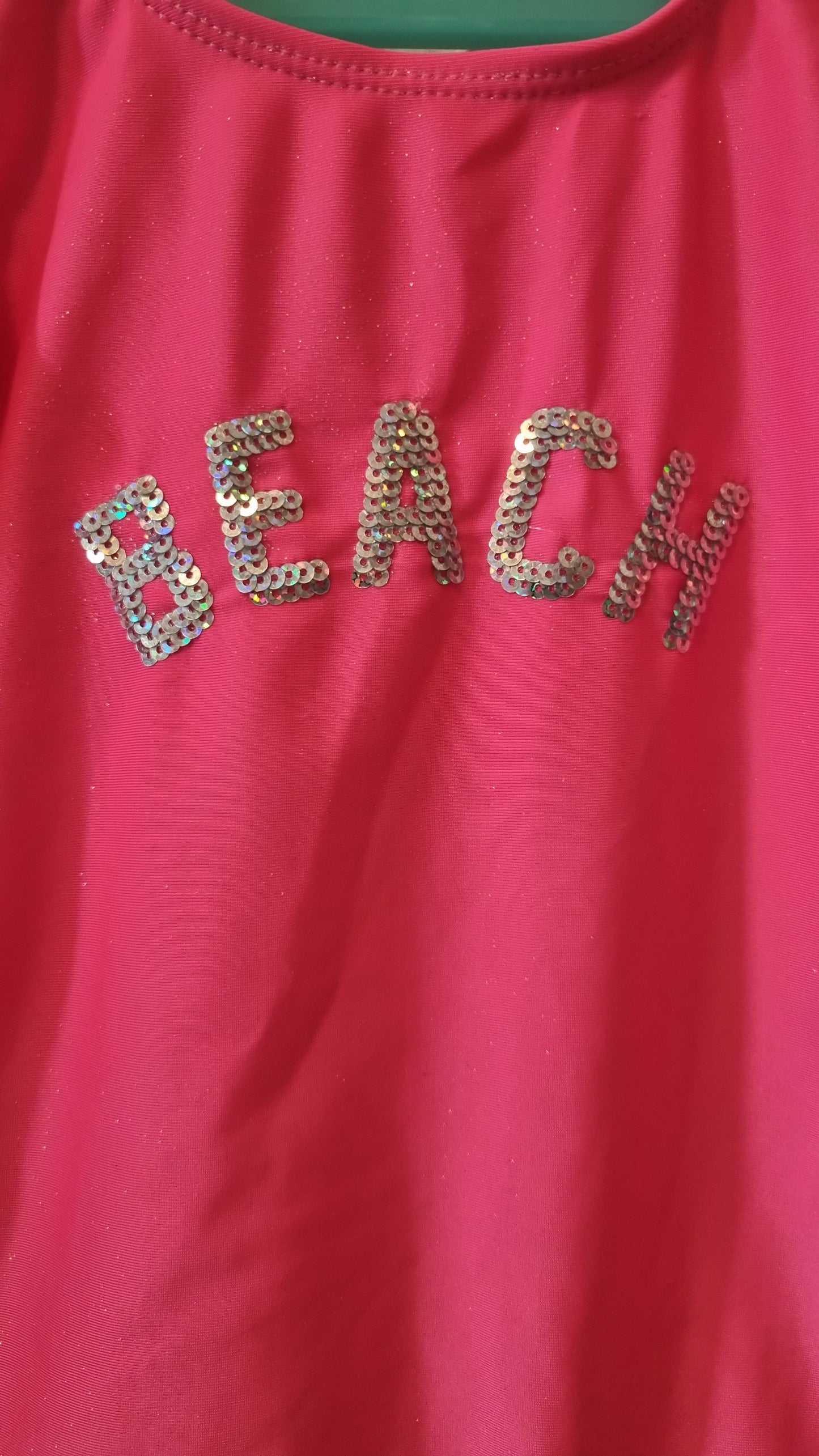 Pinker Badeanzug mit Pailletten Schrift