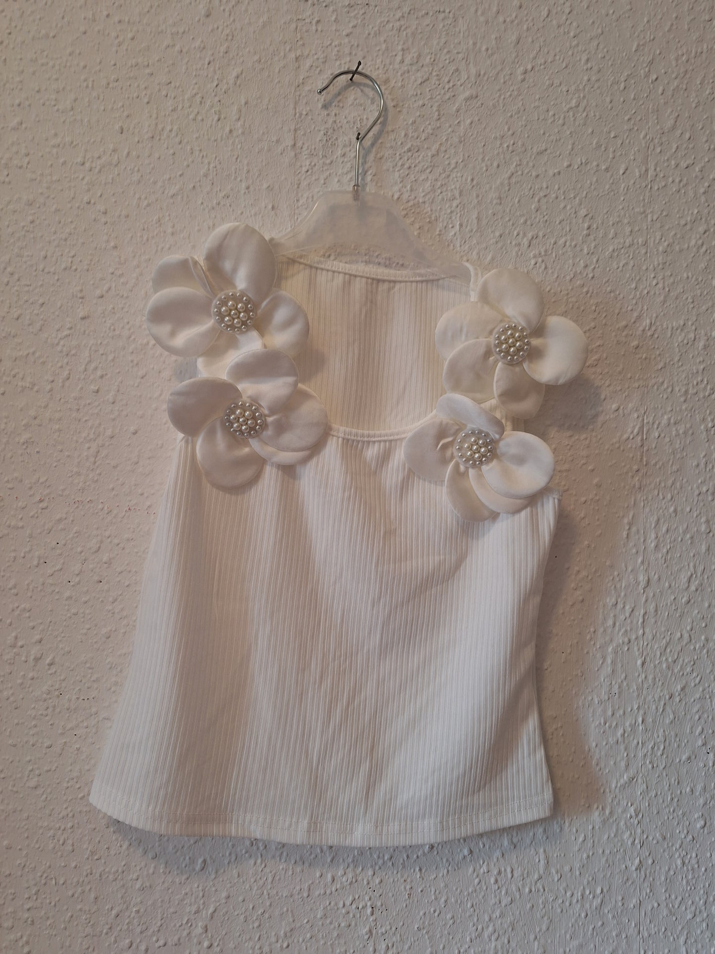 Weißes Shirt mit Blumen 146