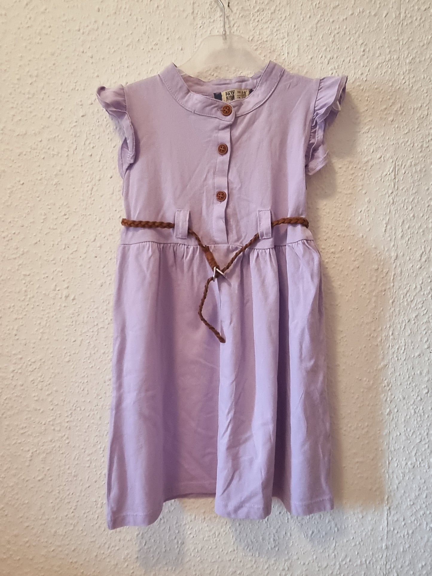 Lilafarbendes Kleid Schmetterlingsärmel 116