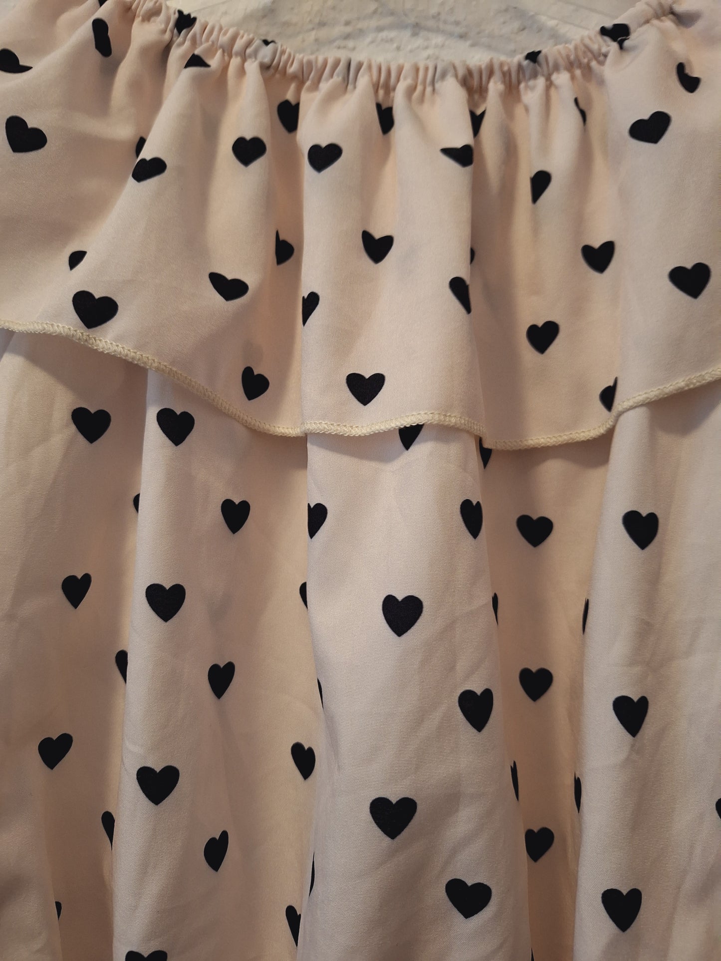 Weiße Langarm Off-Shoulder Bluse mit schwarzen Herzen 116/122