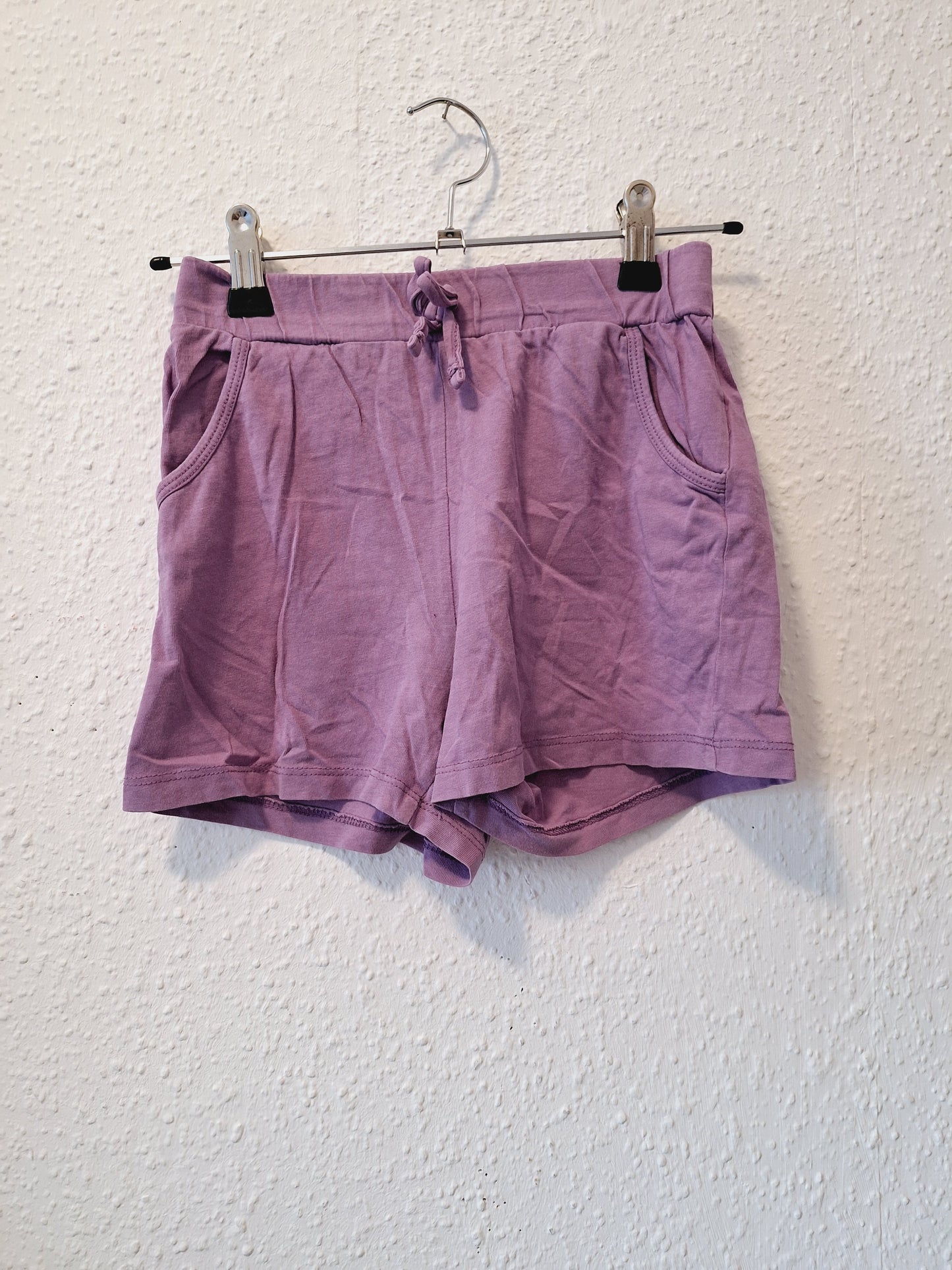 Short in Lila