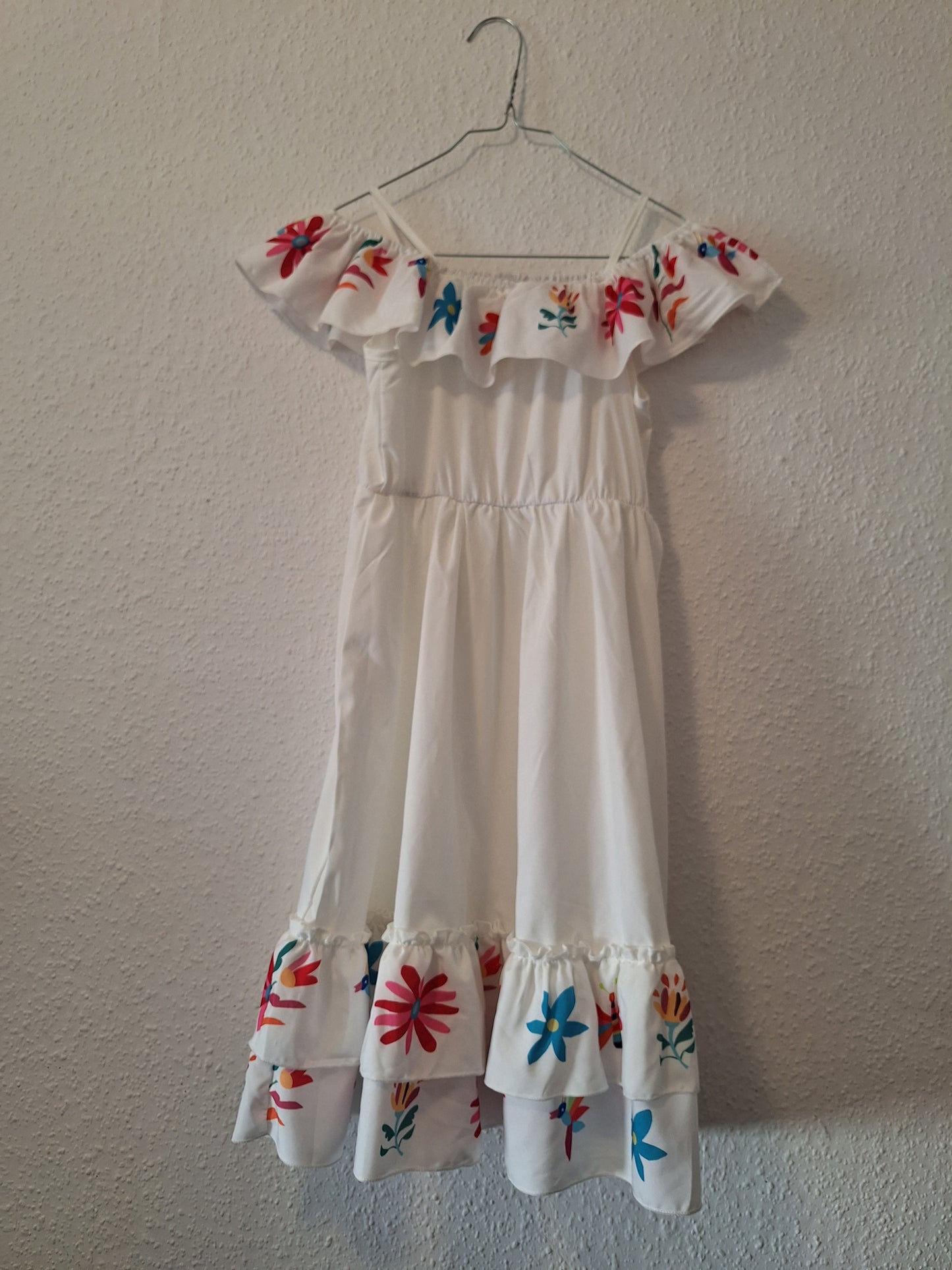 Weißes Sommerkleid mit Blumen in Größe 134/140