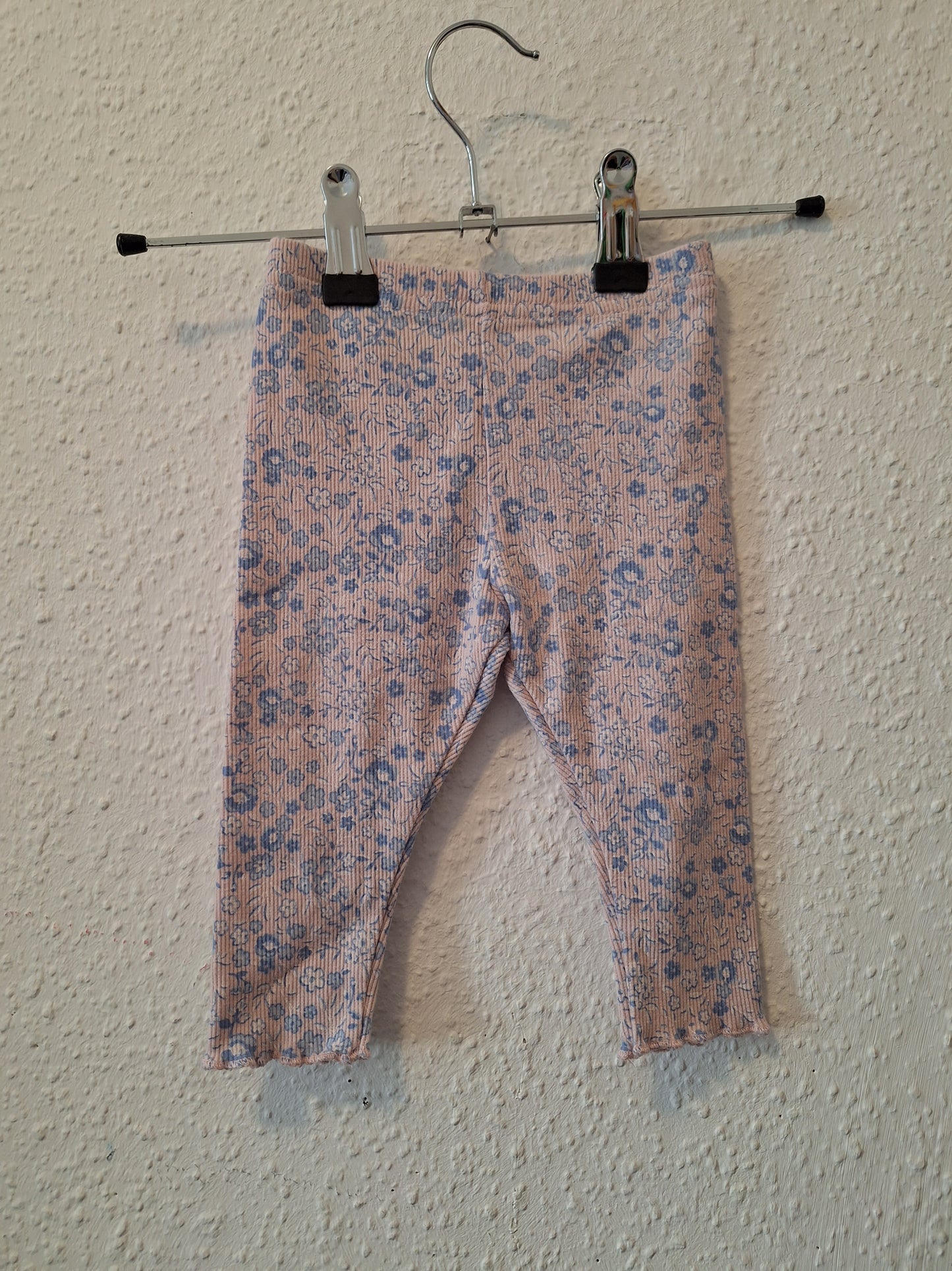 Beige geriffelte Legging mit floralem Muster von Primark in Größe 74