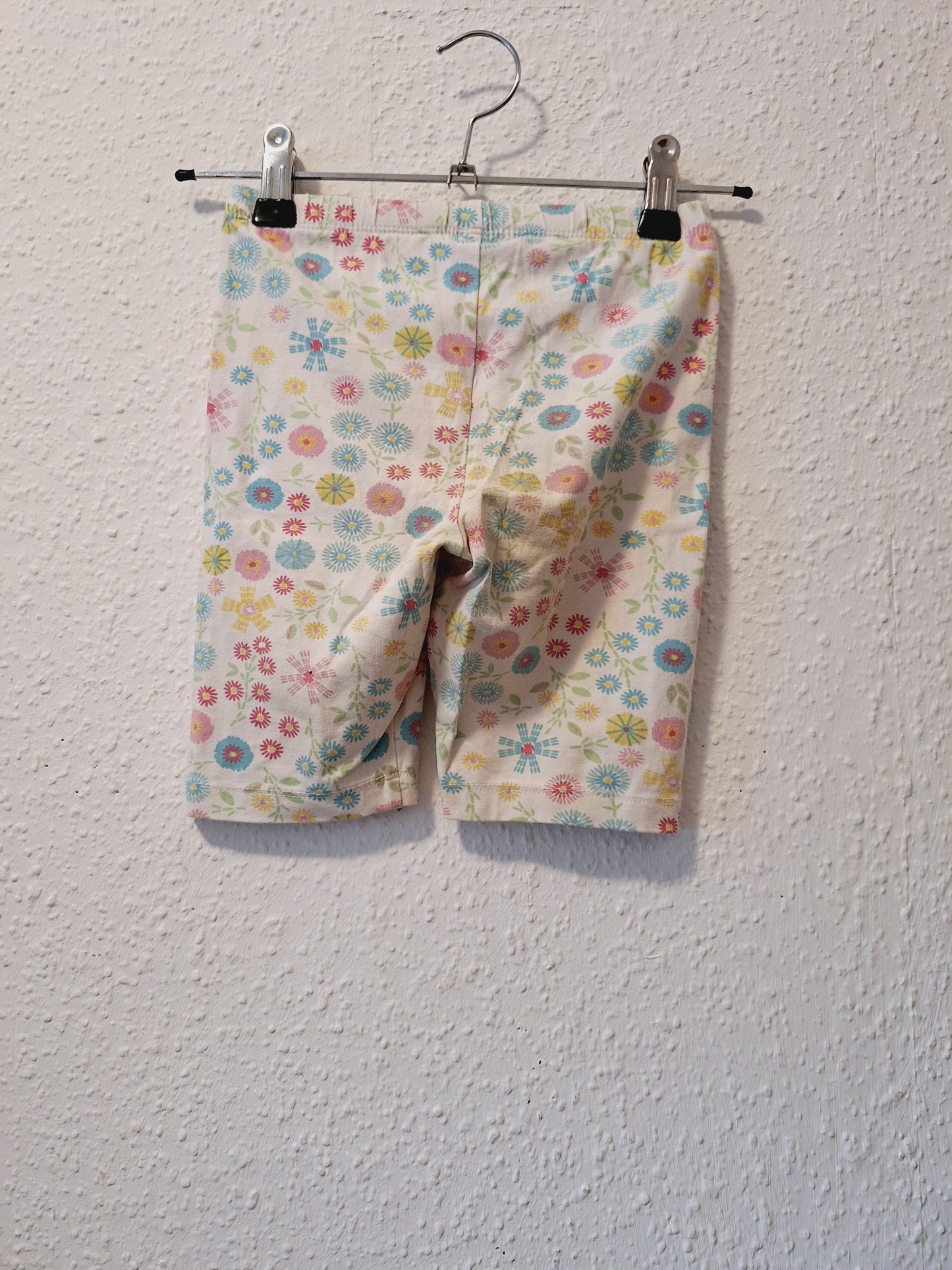 Weiße Radlerhose mit Blumen
