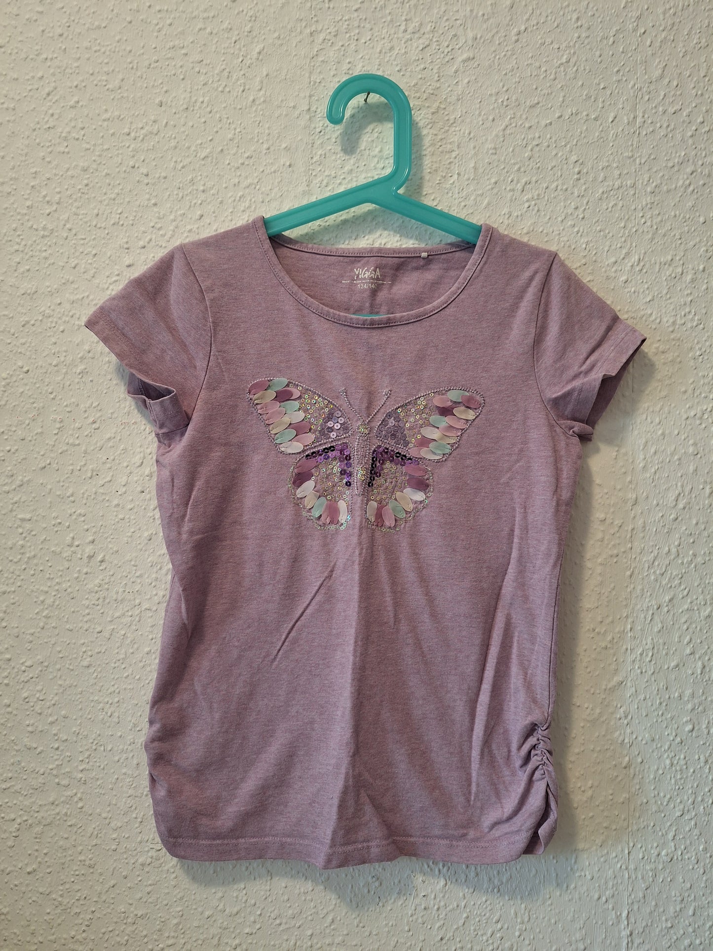 Flieder T-Shirt mit Schmetterling vorne