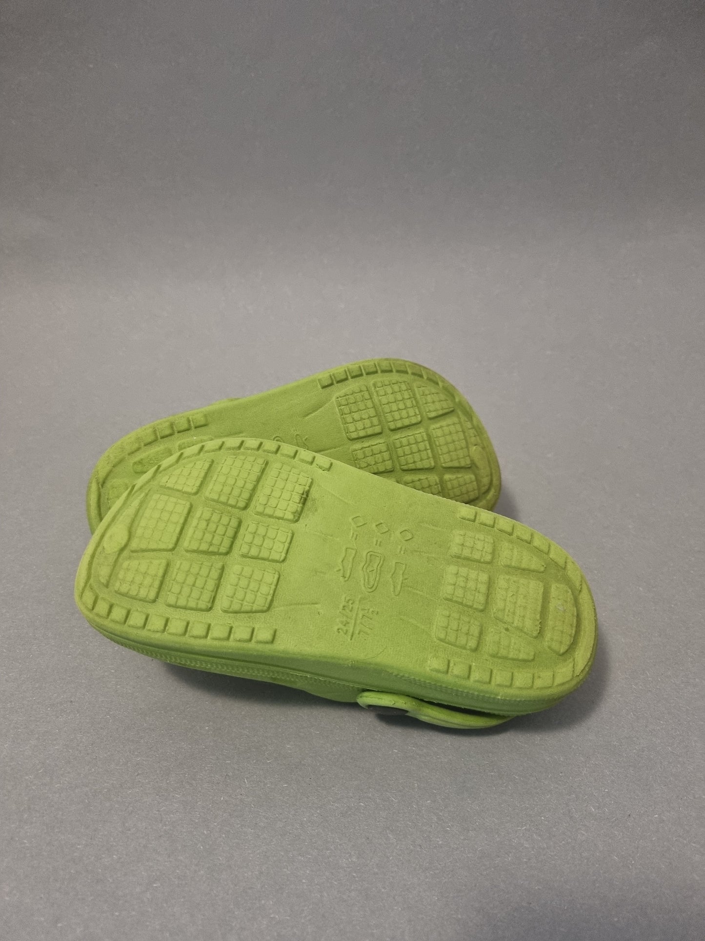 Grüne Clogs 24