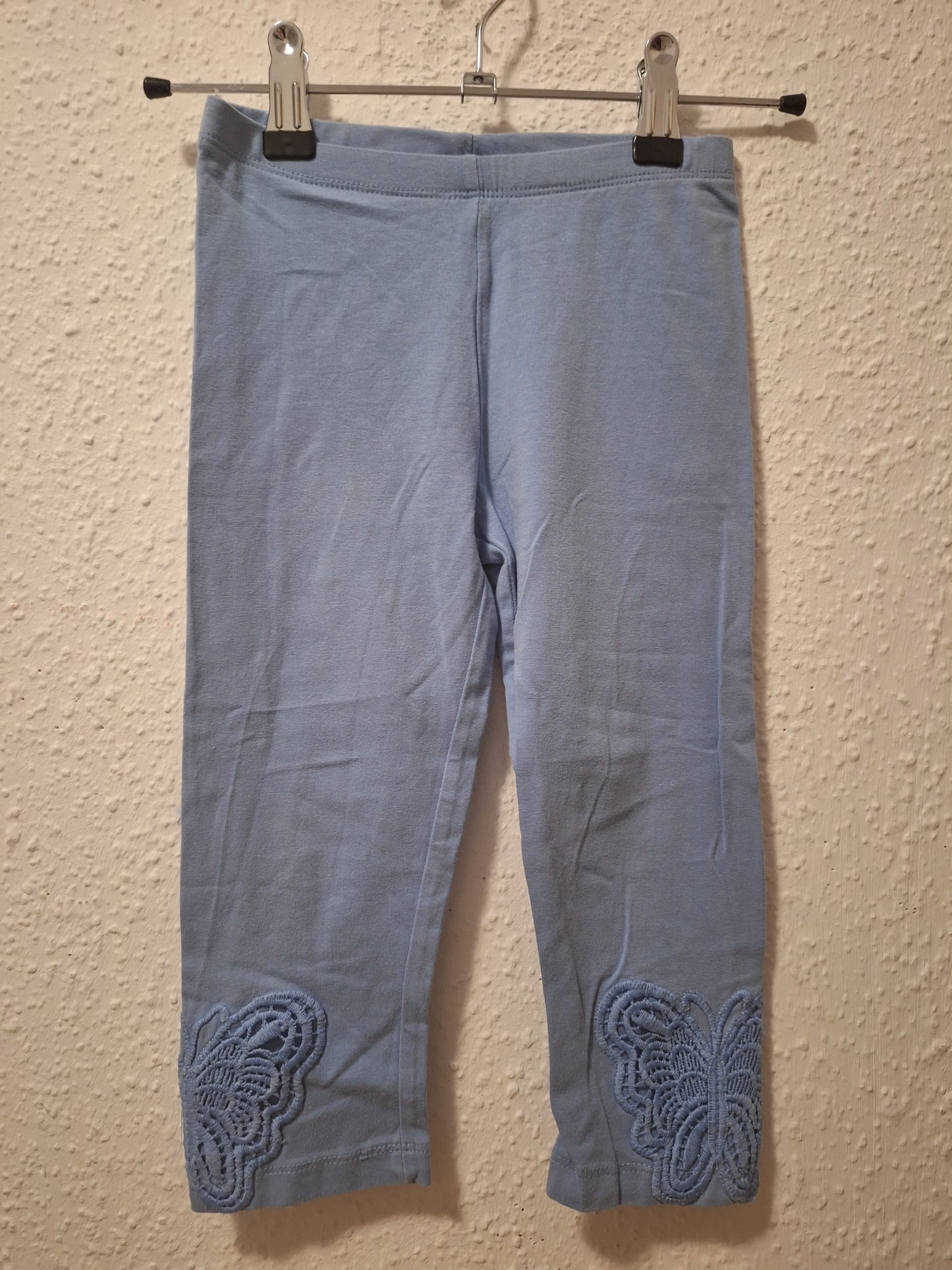 Hellblaue Legging 3/4 mit Schmetterlingen 116/122