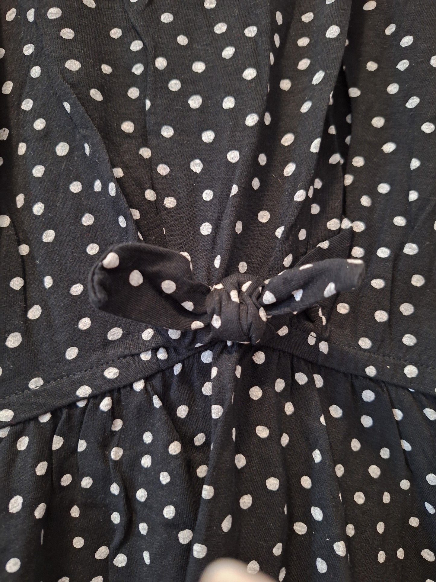 Kleid mit weißen Punkten