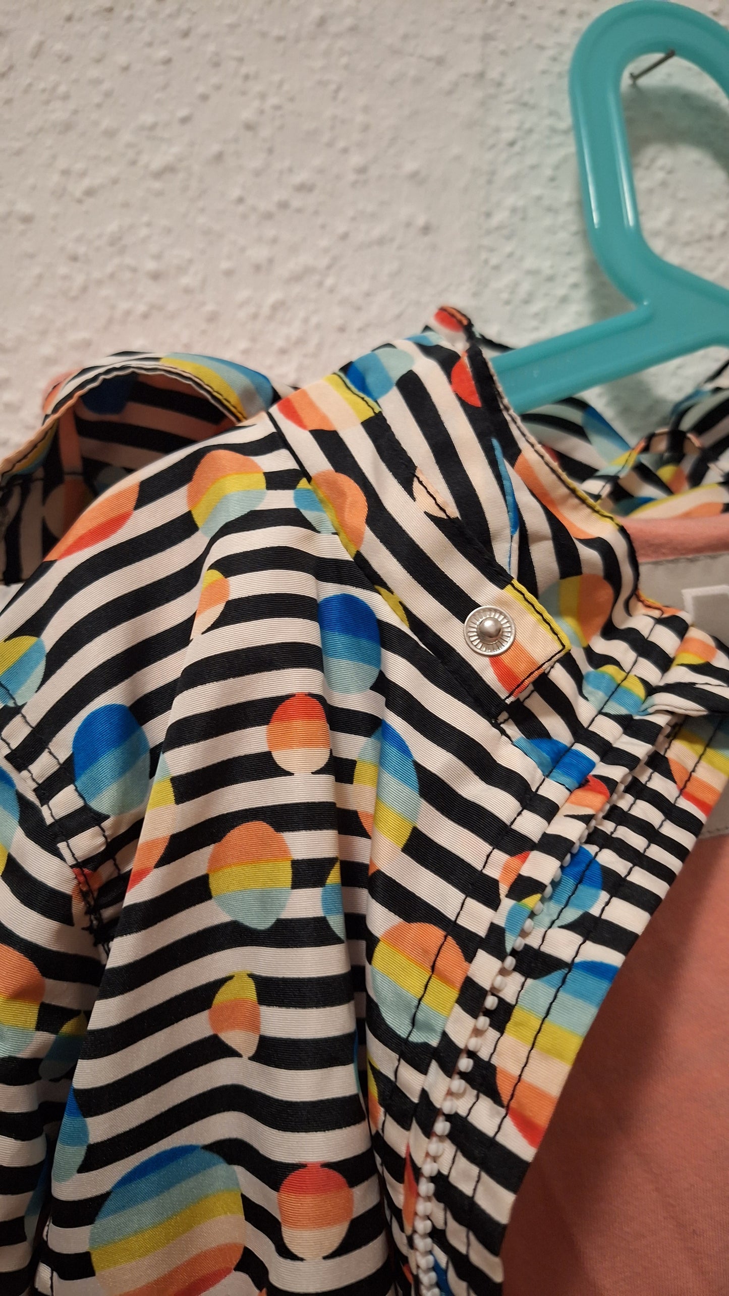 Farbenfrohe Regenjacke