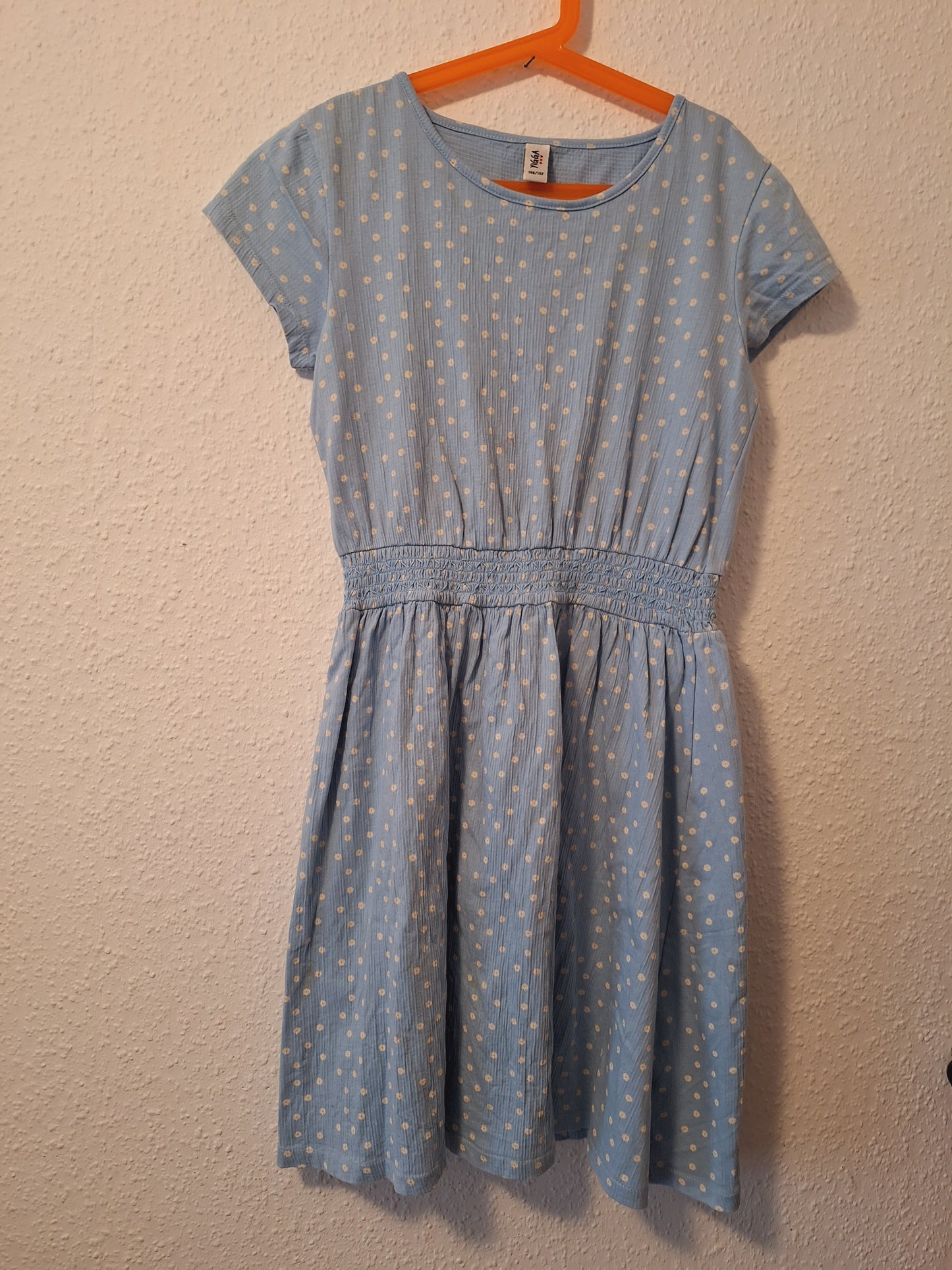 Sommerkleid hellblau mit kleinen weißen Blumen 146/152