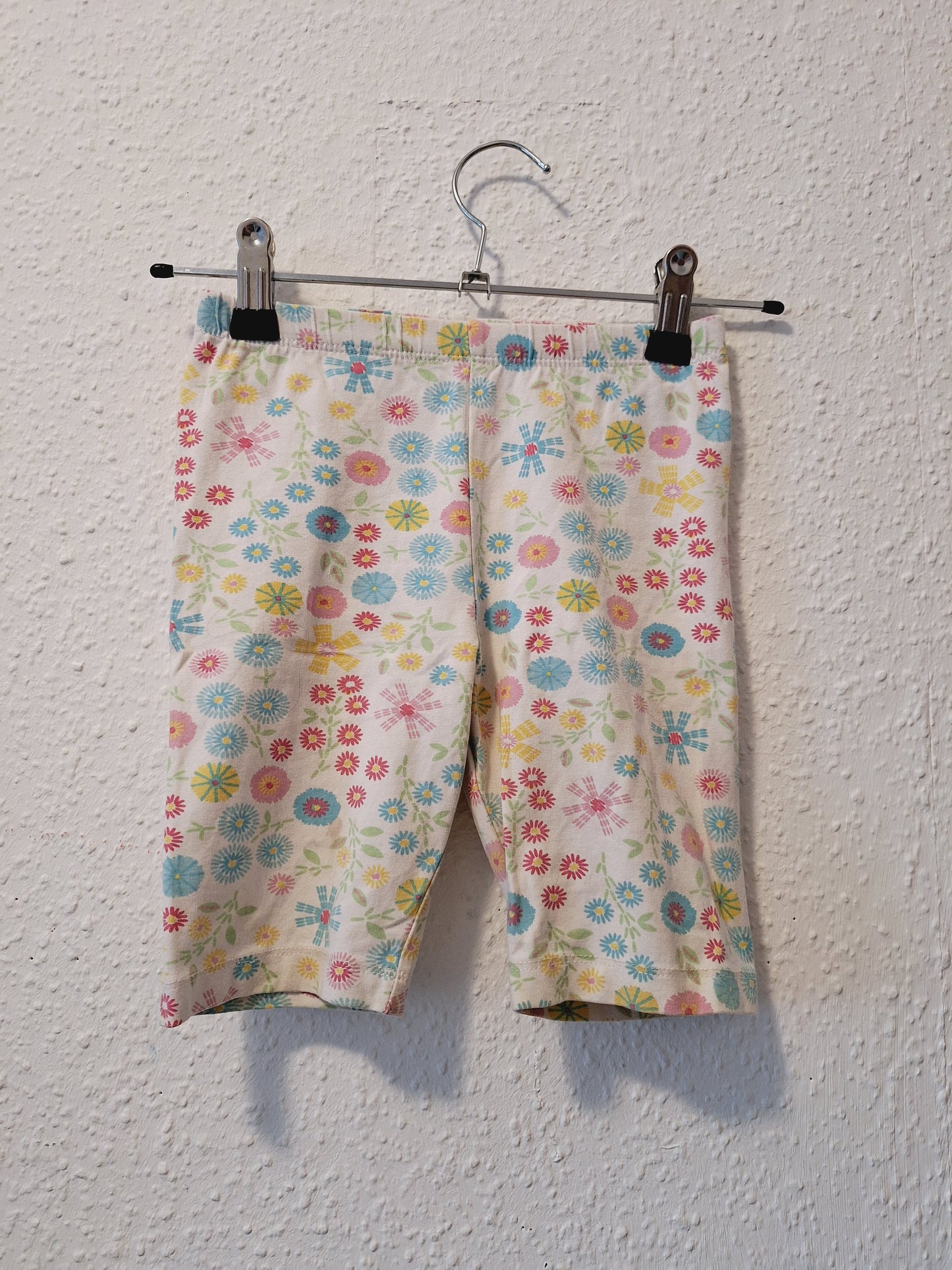 Weiße Radlerhose mit Blumen