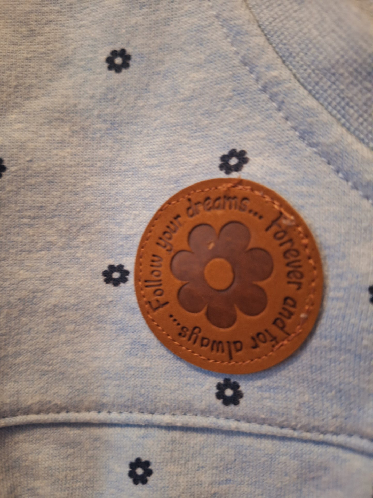 Hellblauer Hoodie mit Blümchen 122