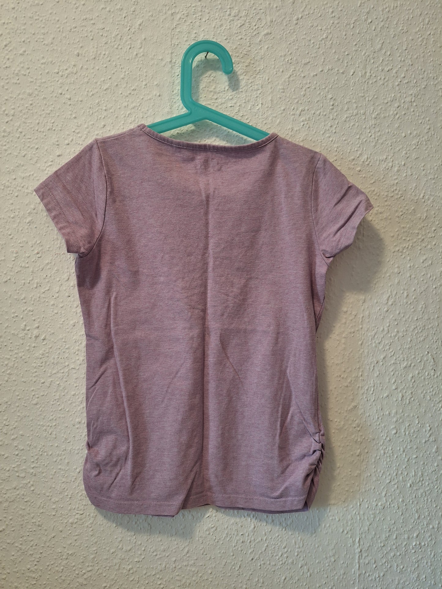Flieder T-Shirt mit Schmetterling vorne