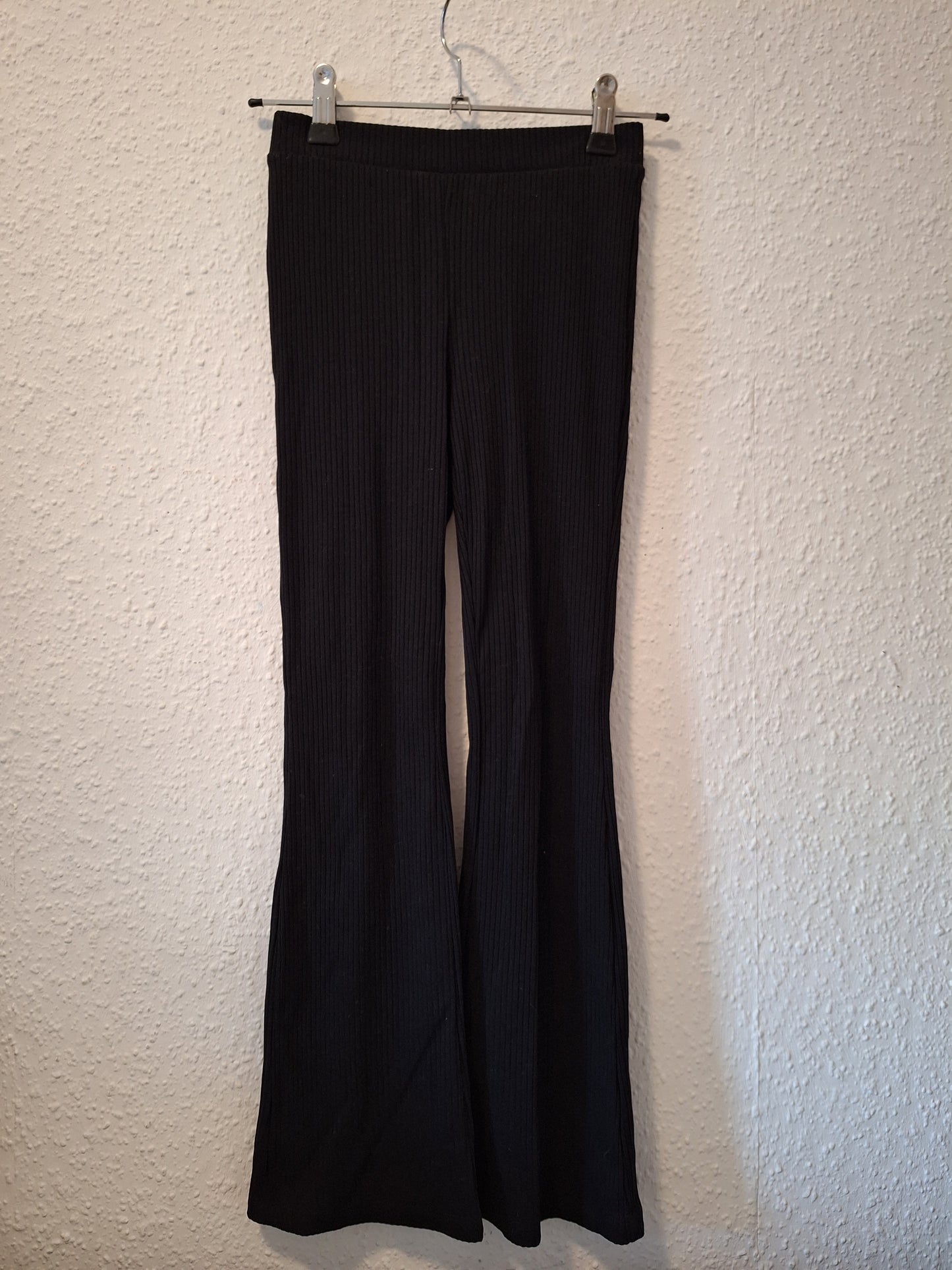 Schwarze geriffelte Legging mit Schlag