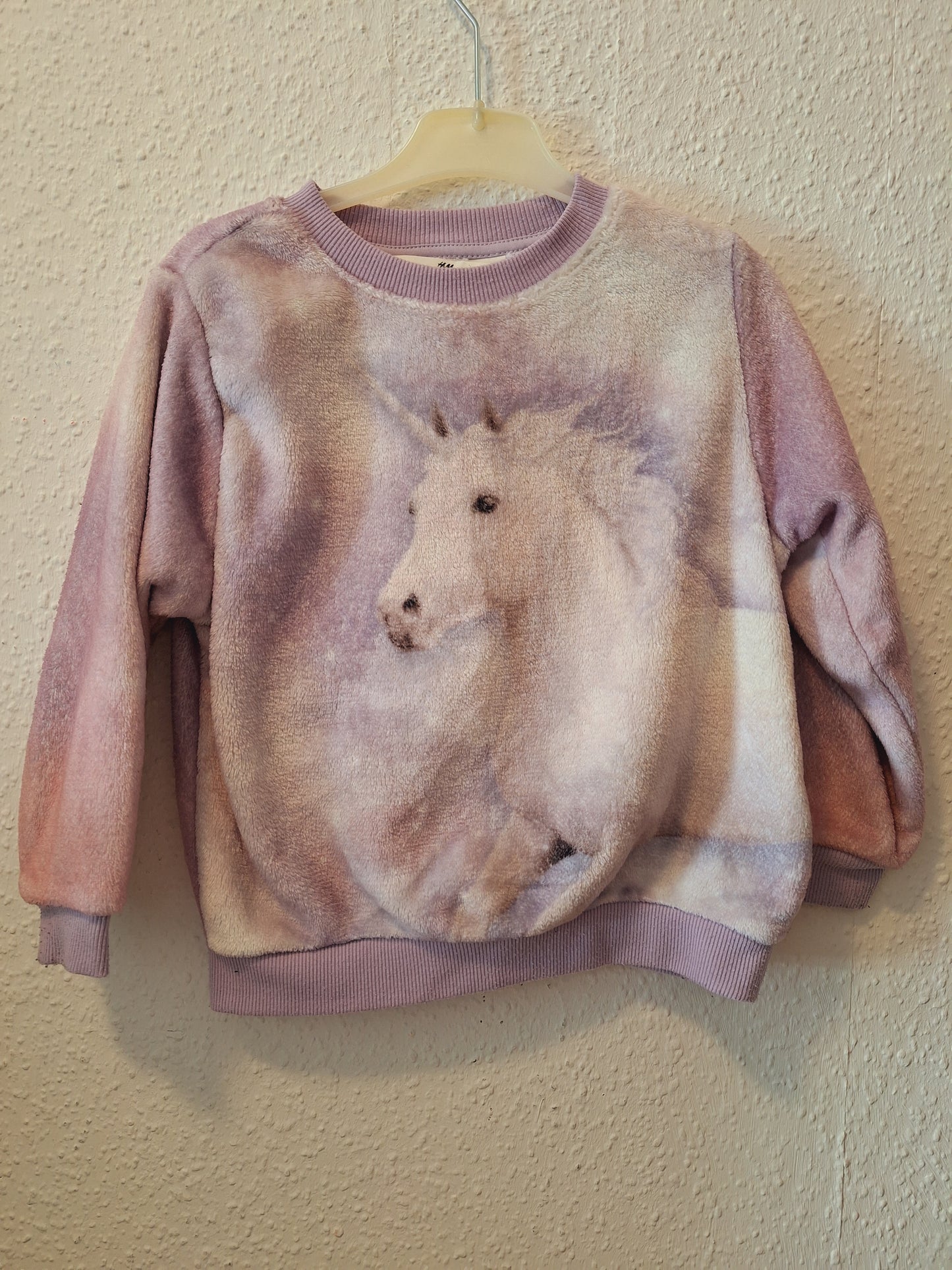 Flauschiger Pferdepullover 110/116