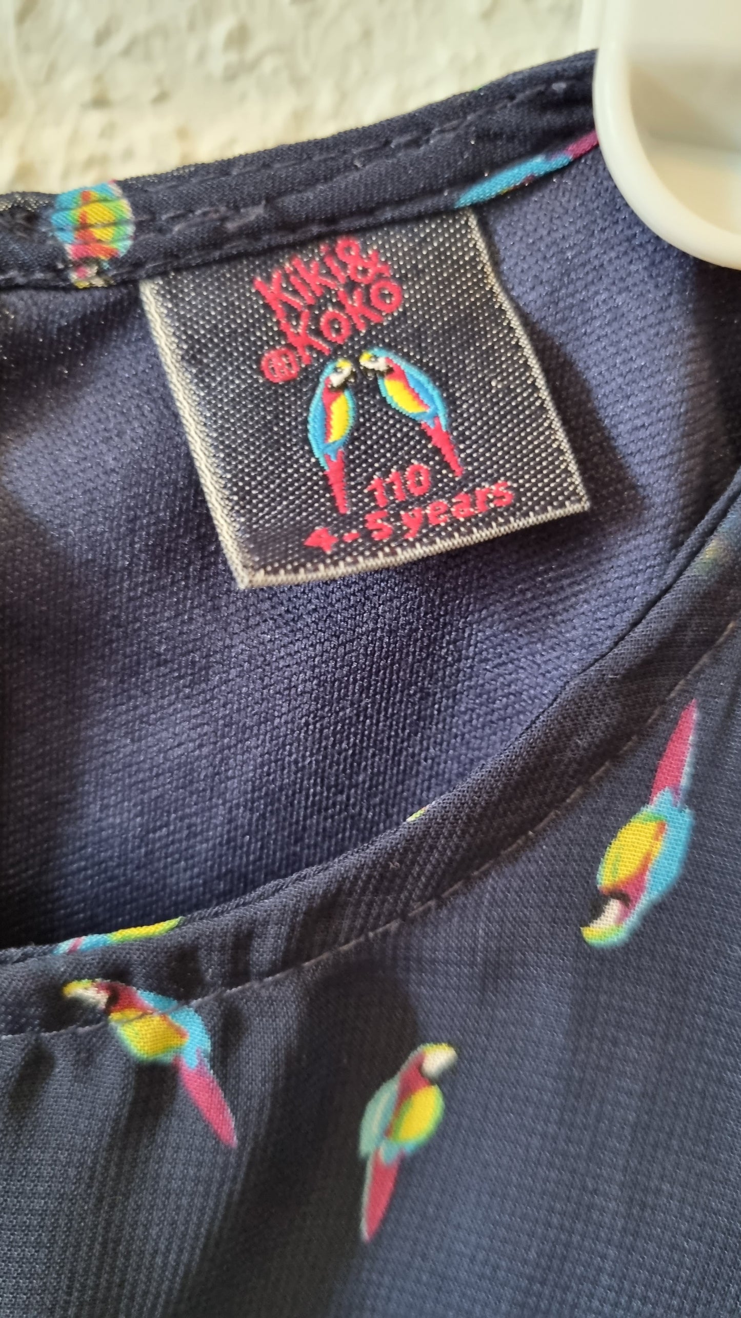 Festliches Kleid mit Papageien