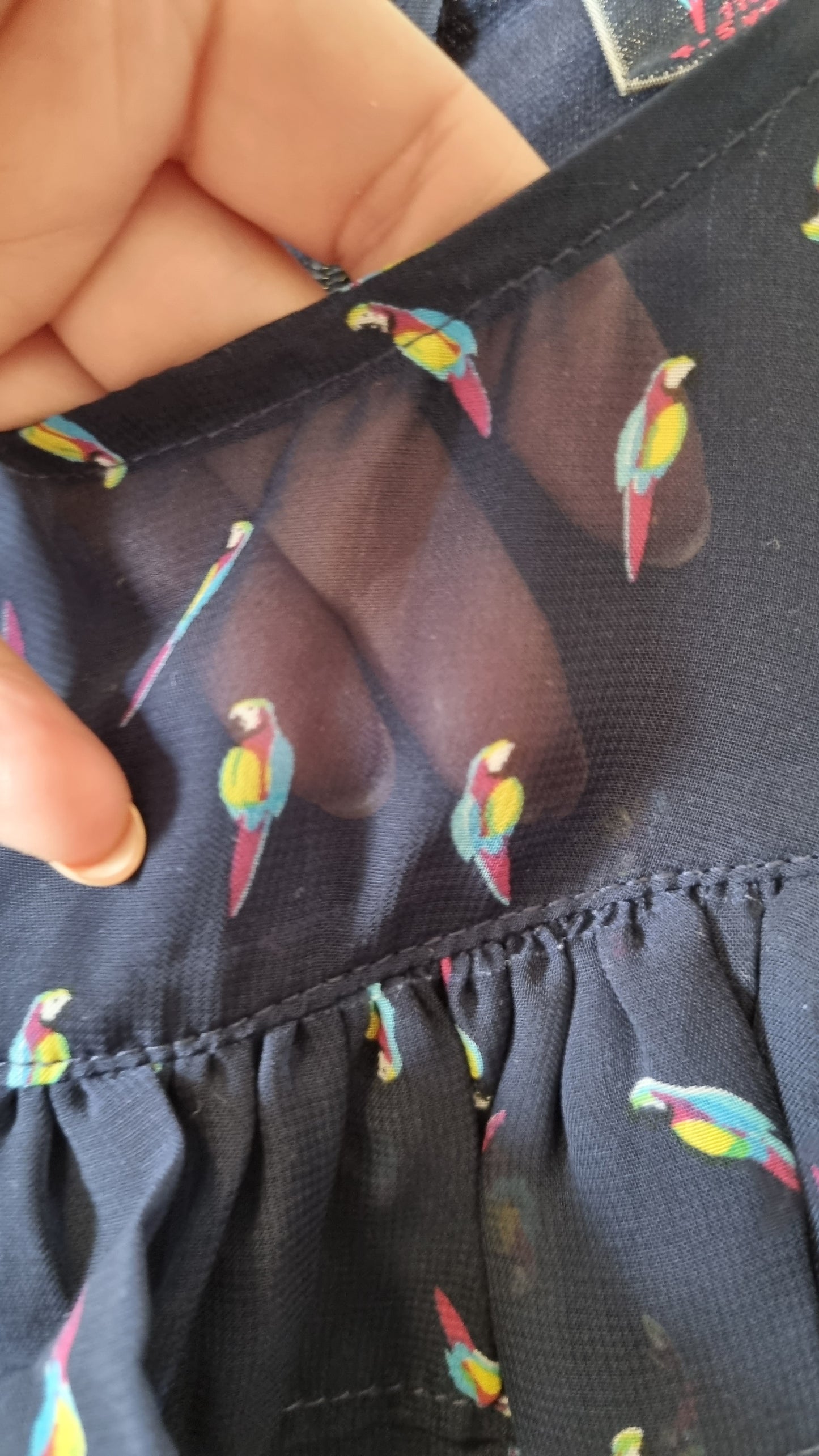 Festliches Kleid mit Papageien