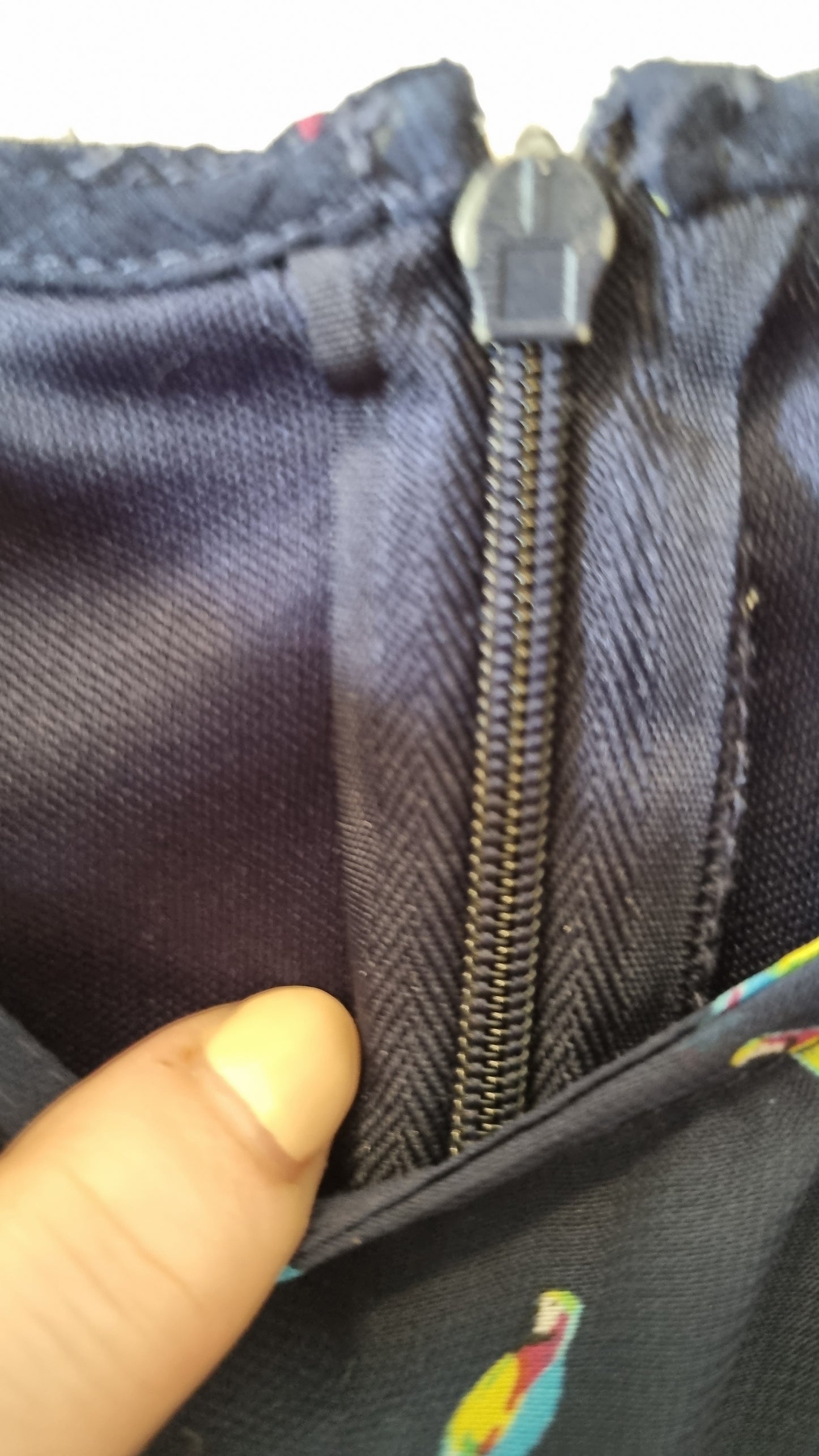 Festliches Kleid mit Papageien