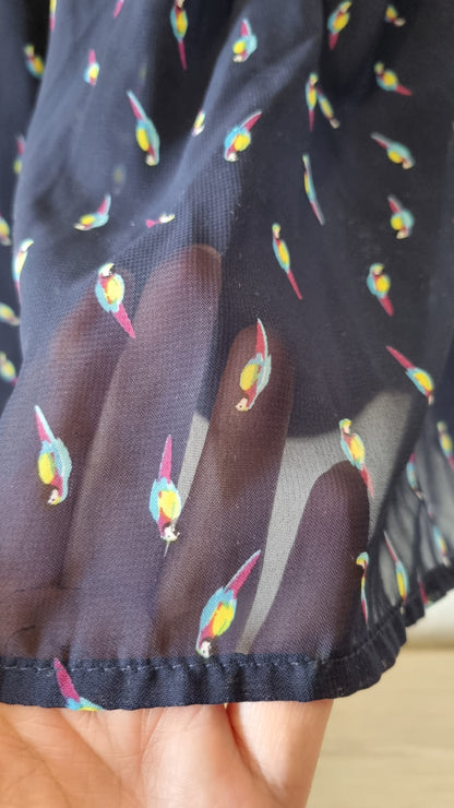 Festliches Kleid mit Papageien