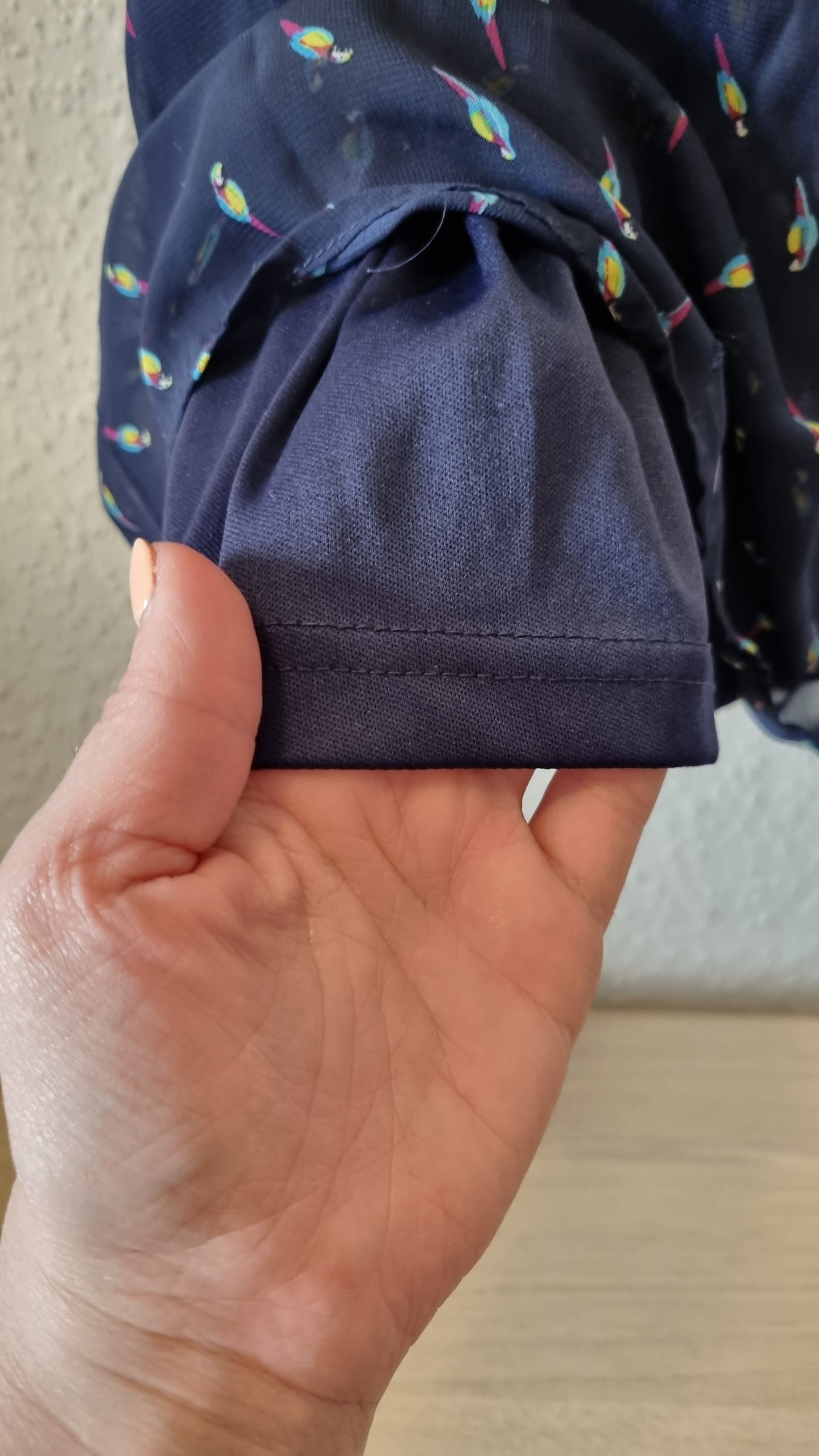 Festliches Kleid mit Papageien