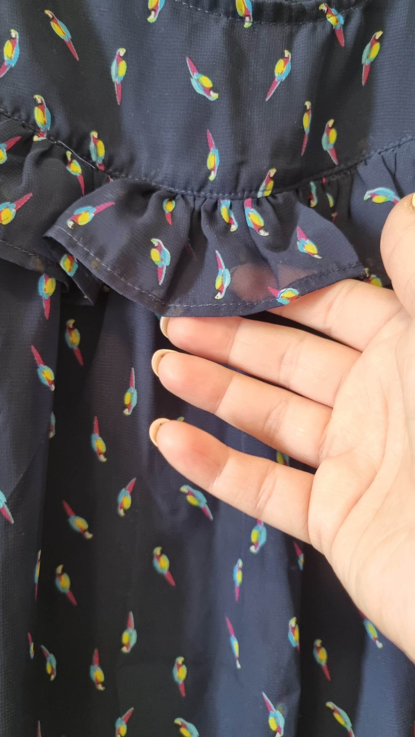 Festliches Kleid mit Papageien