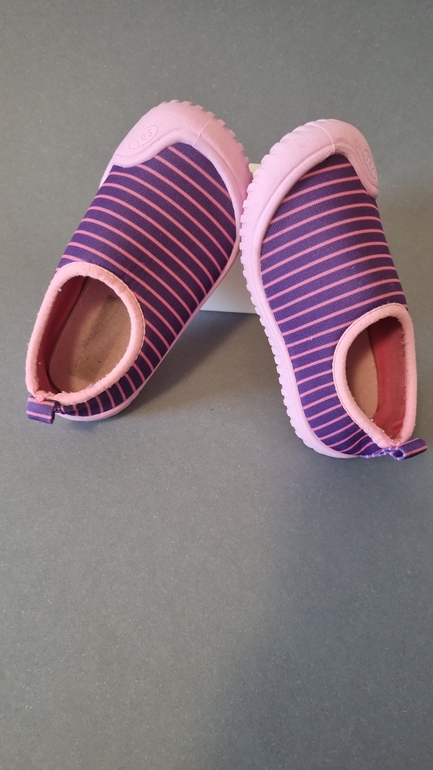 Badeschuhe in Rosa und Lila