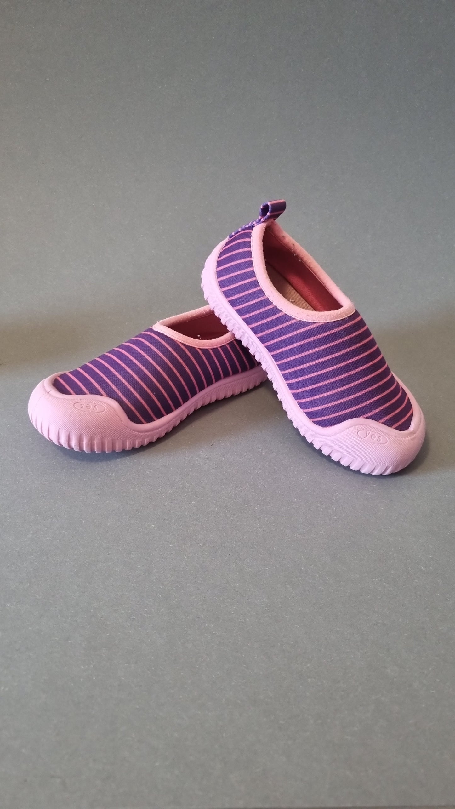 Badeschuhe in Rosa und Lila