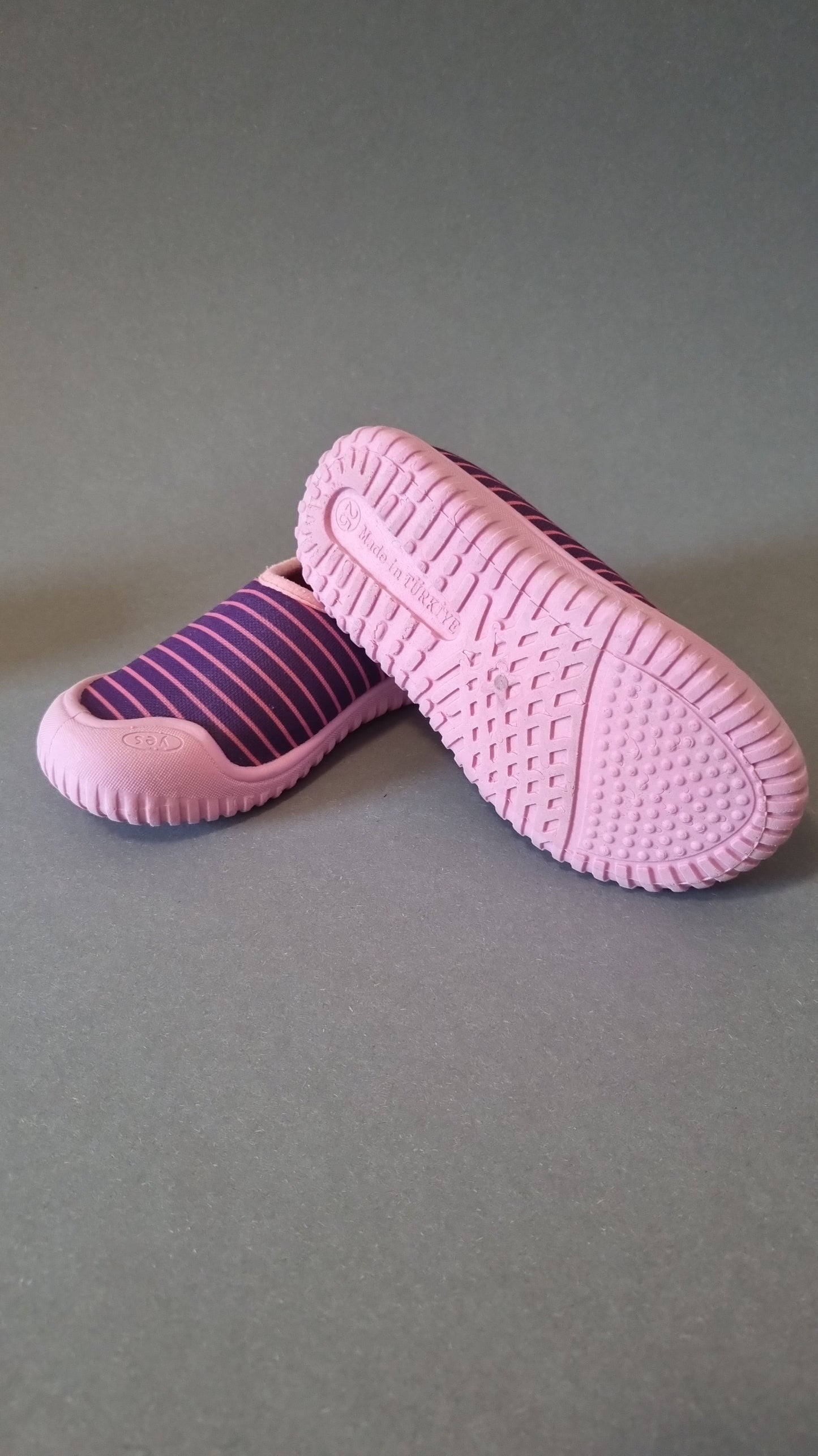Badeschuhe in Rosa und Lila