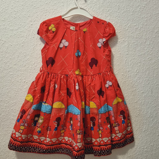 Sommerkleid mit modernem Aufdruck