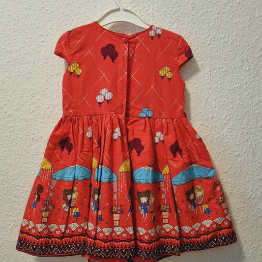 Sommerkleid mit modernem Aufdruck