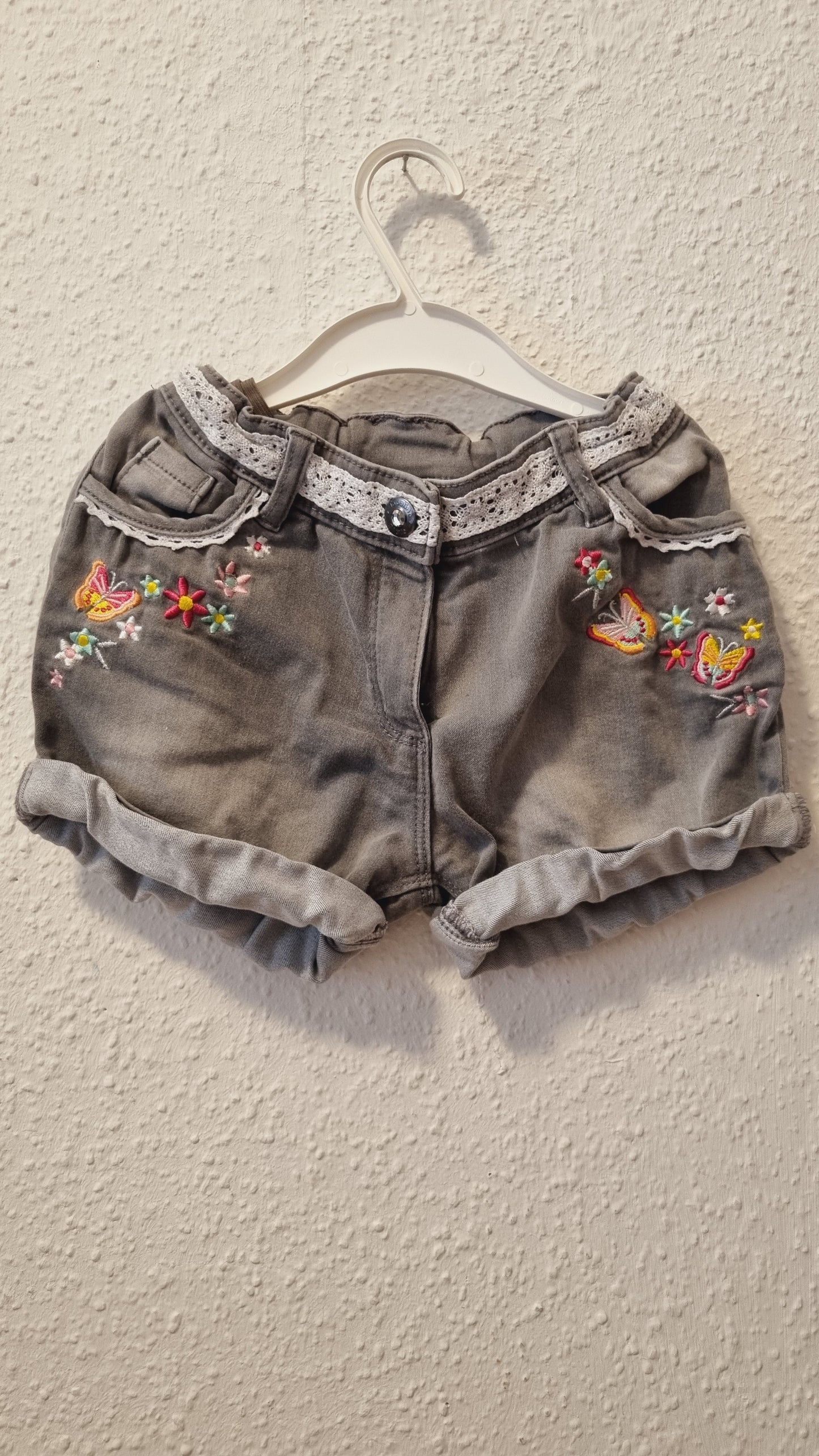 Sommershort mit Blumenstickerei
