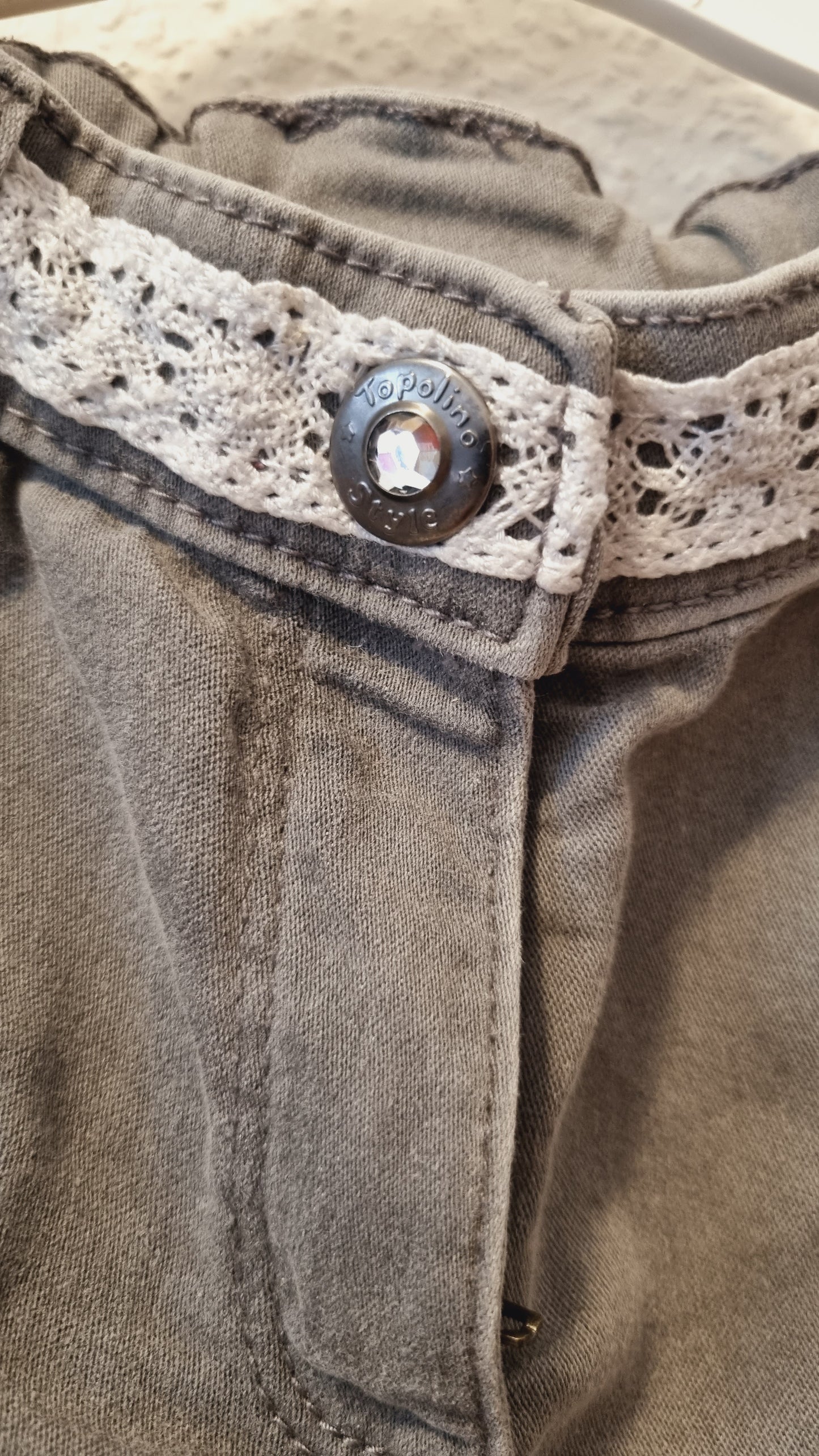 Sommershort mit Blumenstickerei