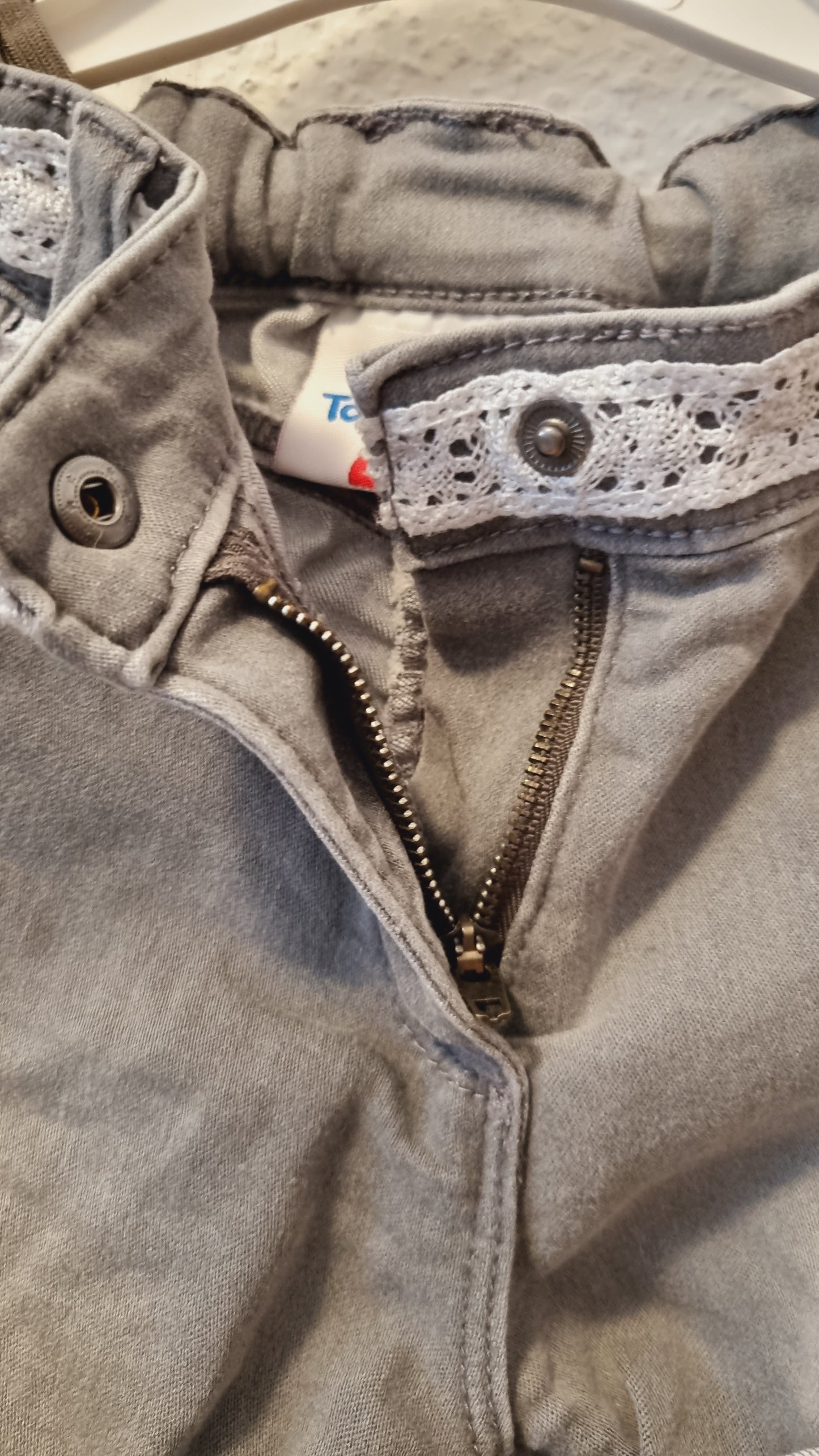 Sommershort mit Blumenstickerei