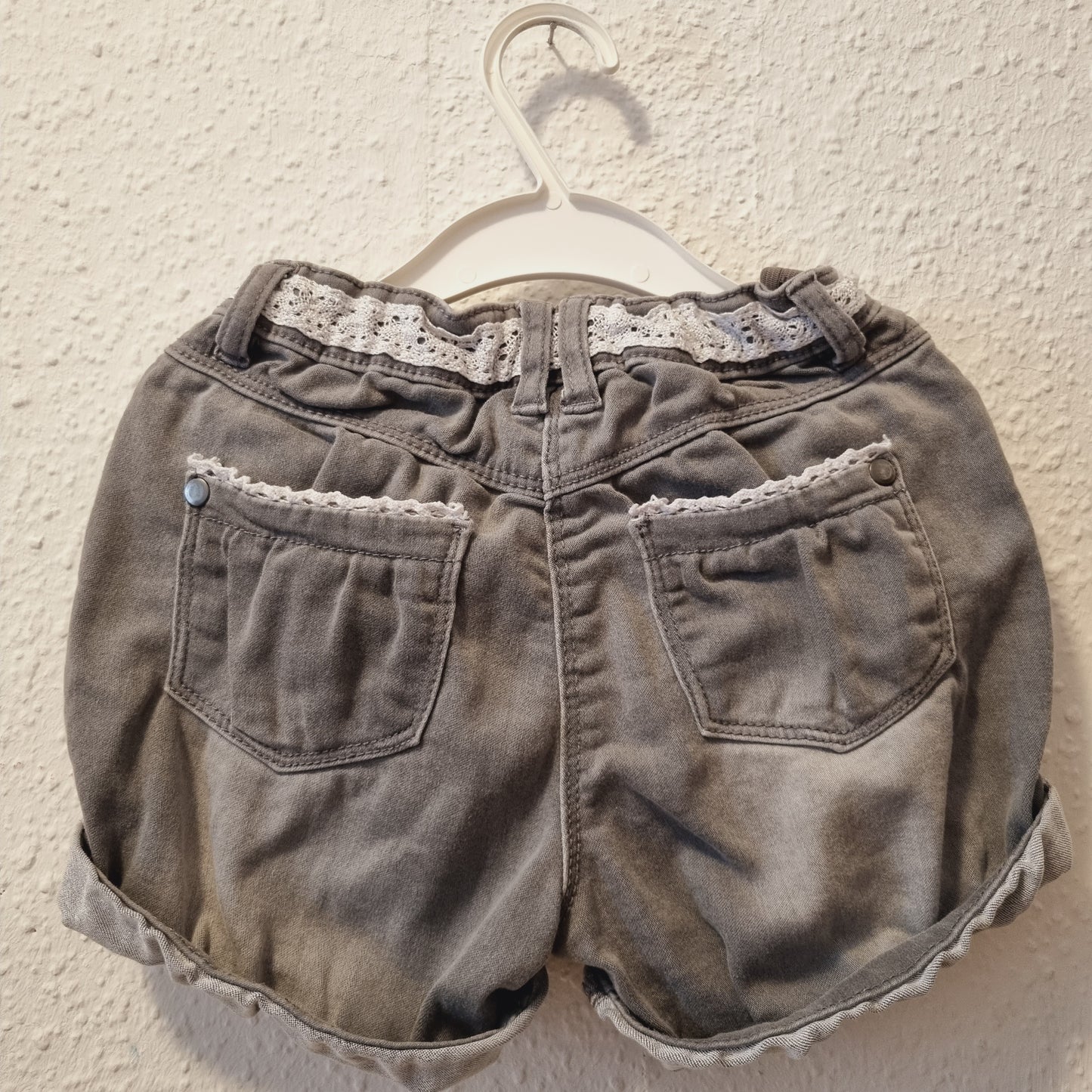 Sommershort mit Blumenstickerei