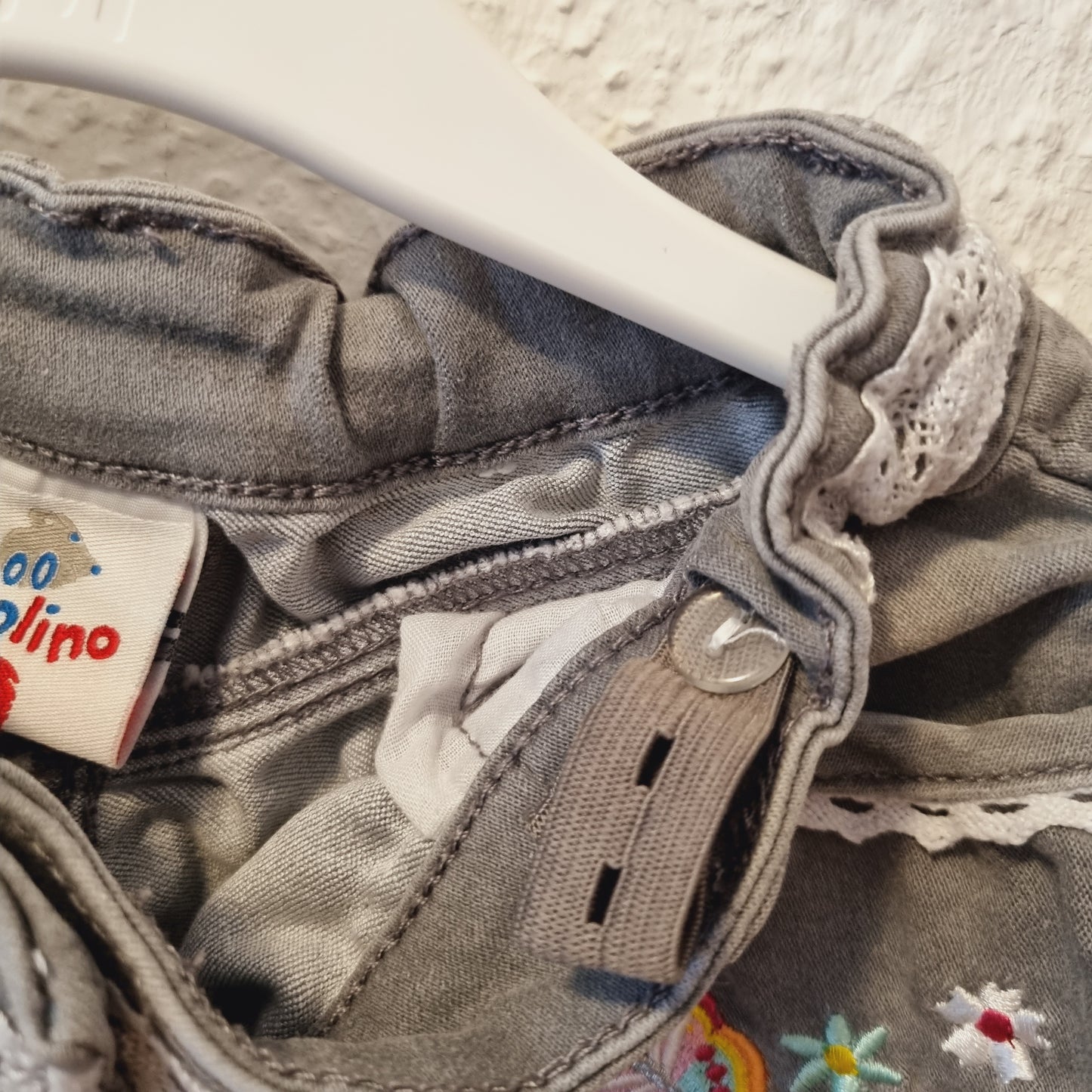 Sommershort mit Blumenstickerei