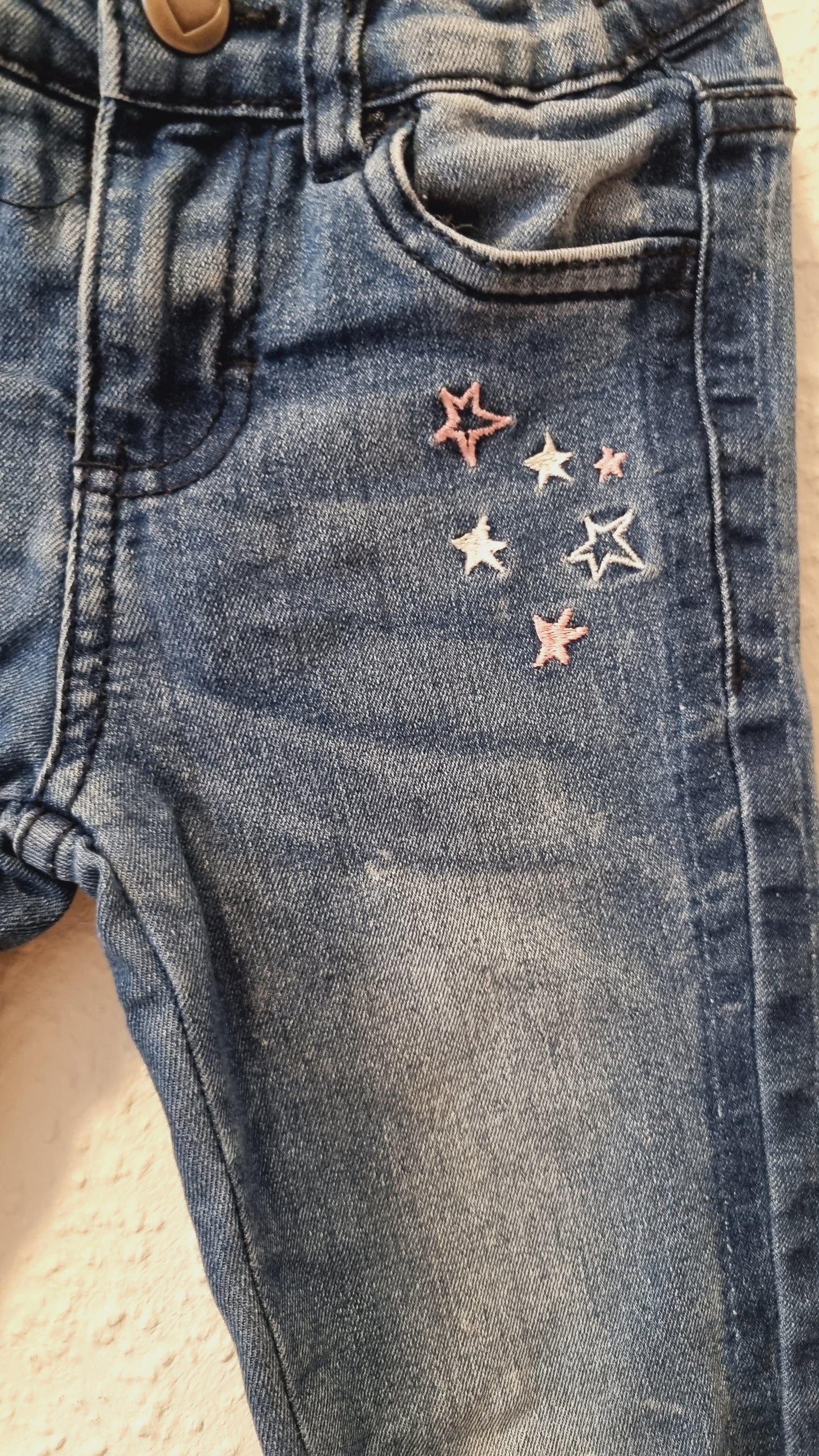 Stylische Jeanshose mit Sternstickerei