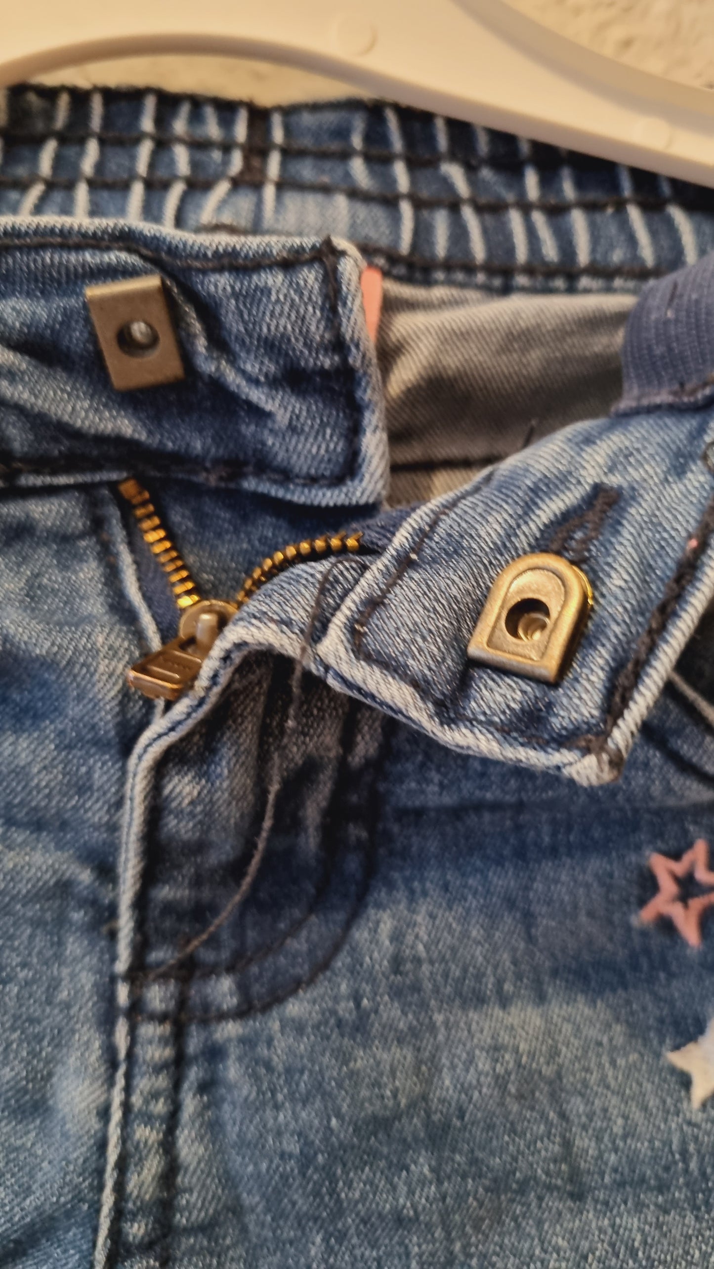 Stylische Jeanshose mit Sternstickerei