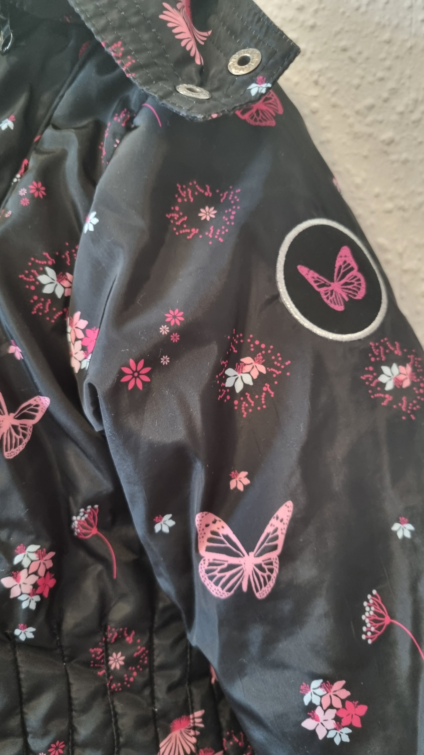 Winterjacke mit Kaputze im modernen Design