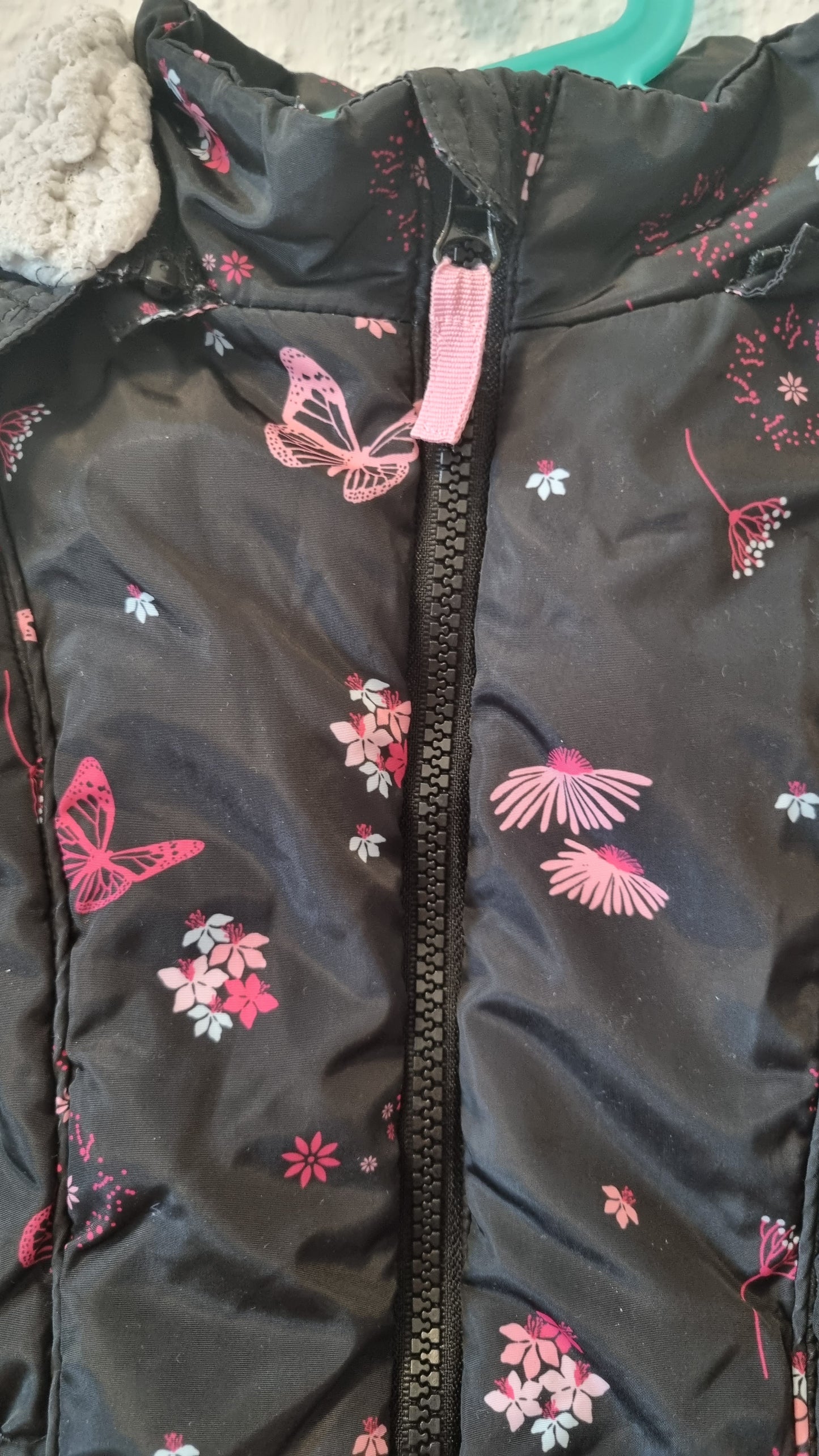 Winterjacke mit Kaputze im modernen Design