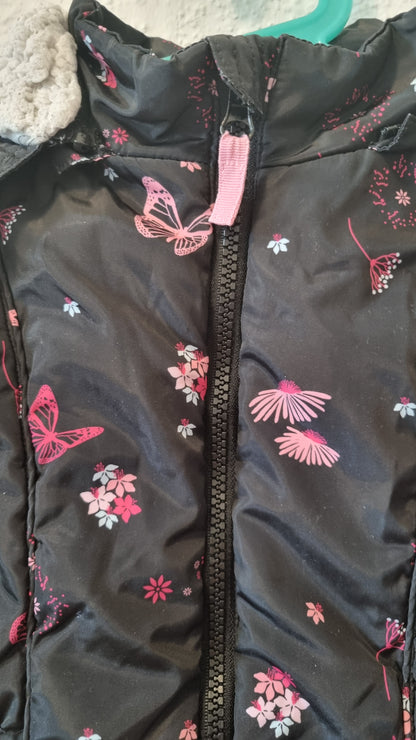 Winterjacke mit Kaputze im modernen Design