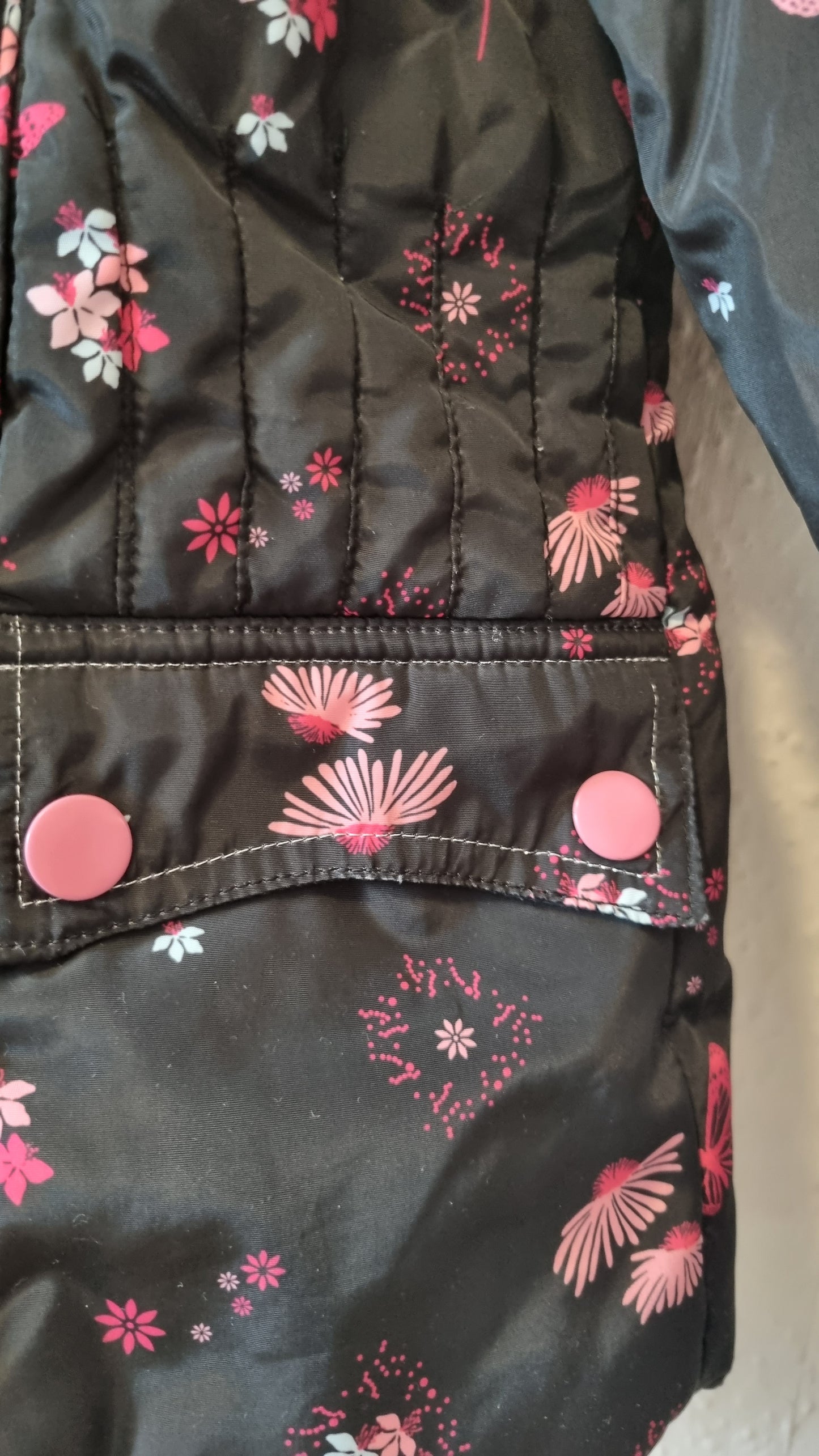 Winterjacke mit Kaputze im modernen Design