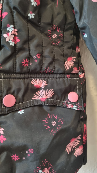 Winterjacke mit Kaputze im modernen Design