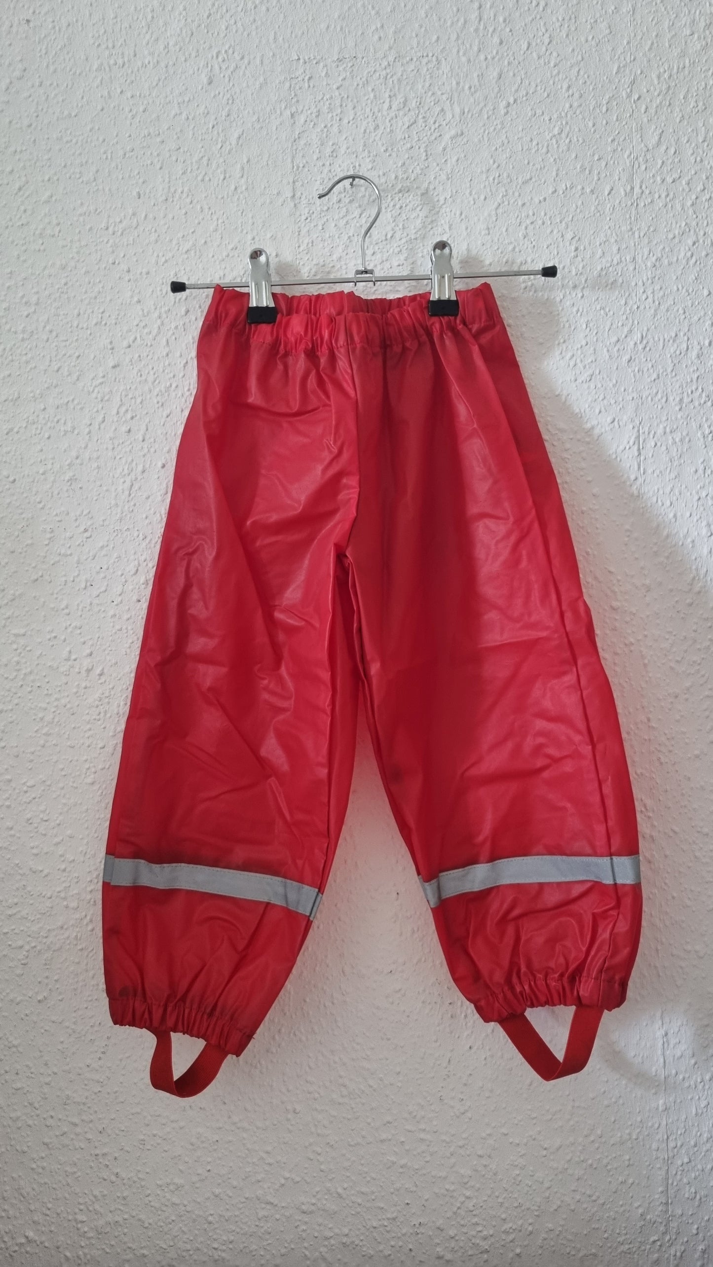 Rote Regenhose