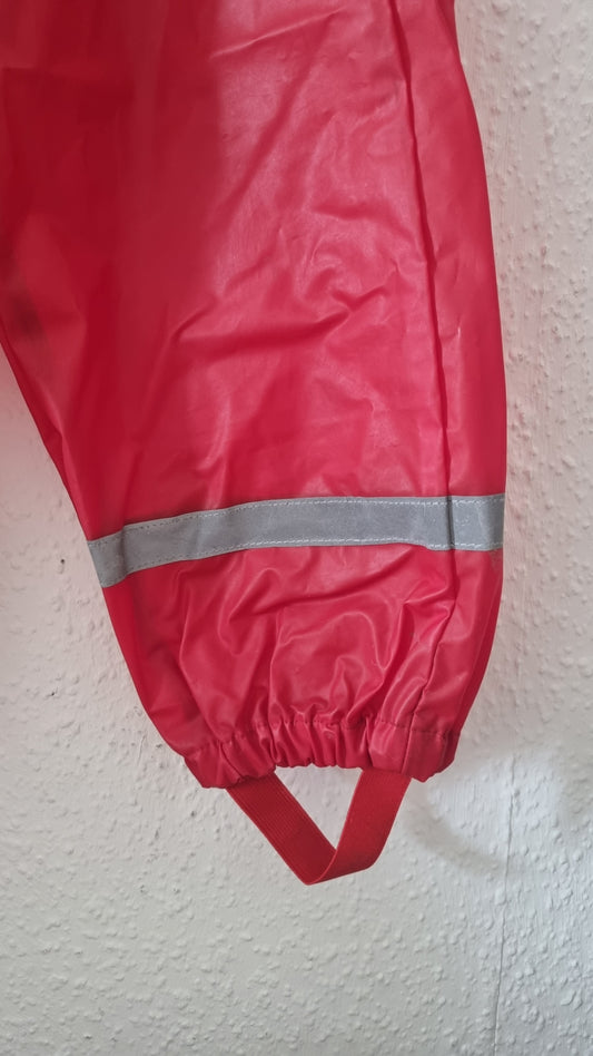 Rote Regenhose