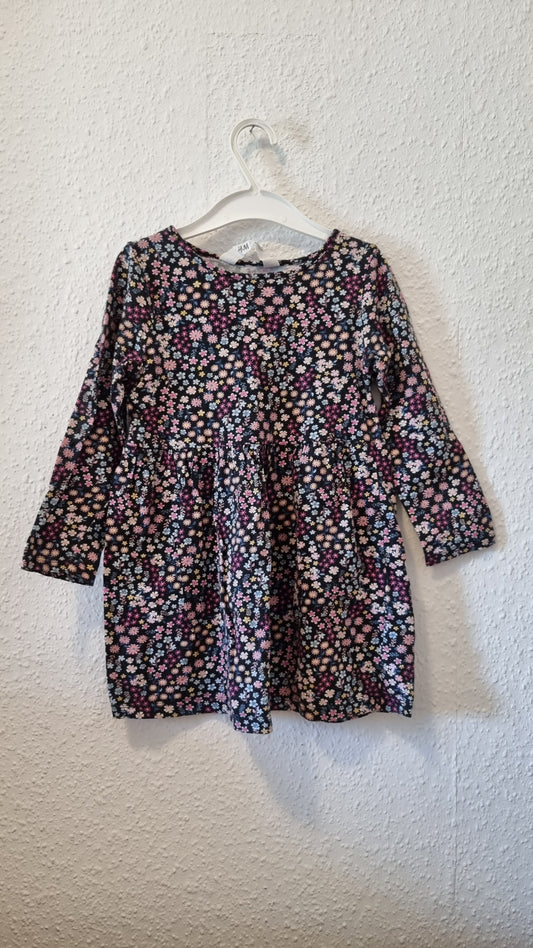 Langärmliges Blumenkleid