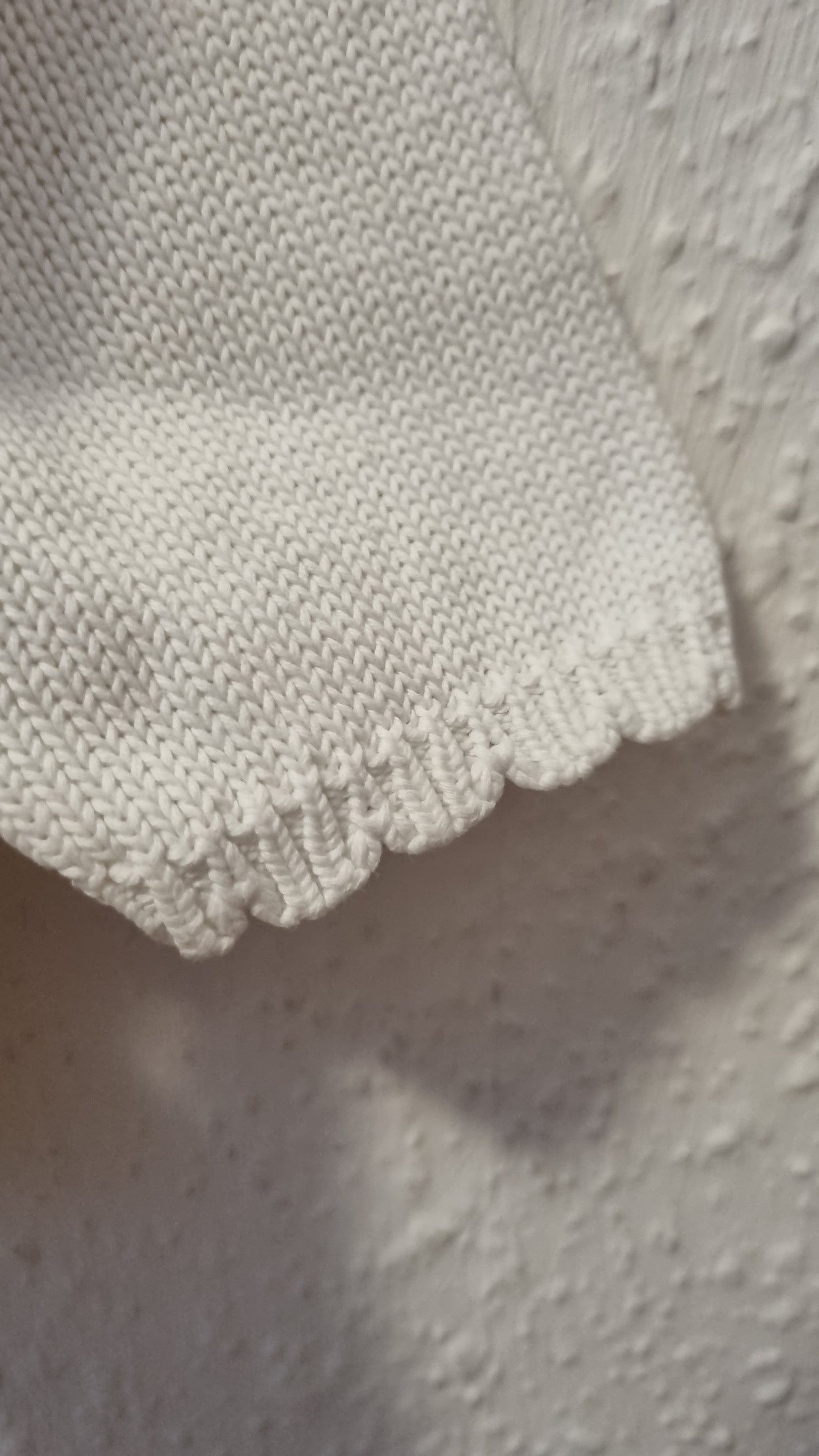 Weiße Strickjacke
