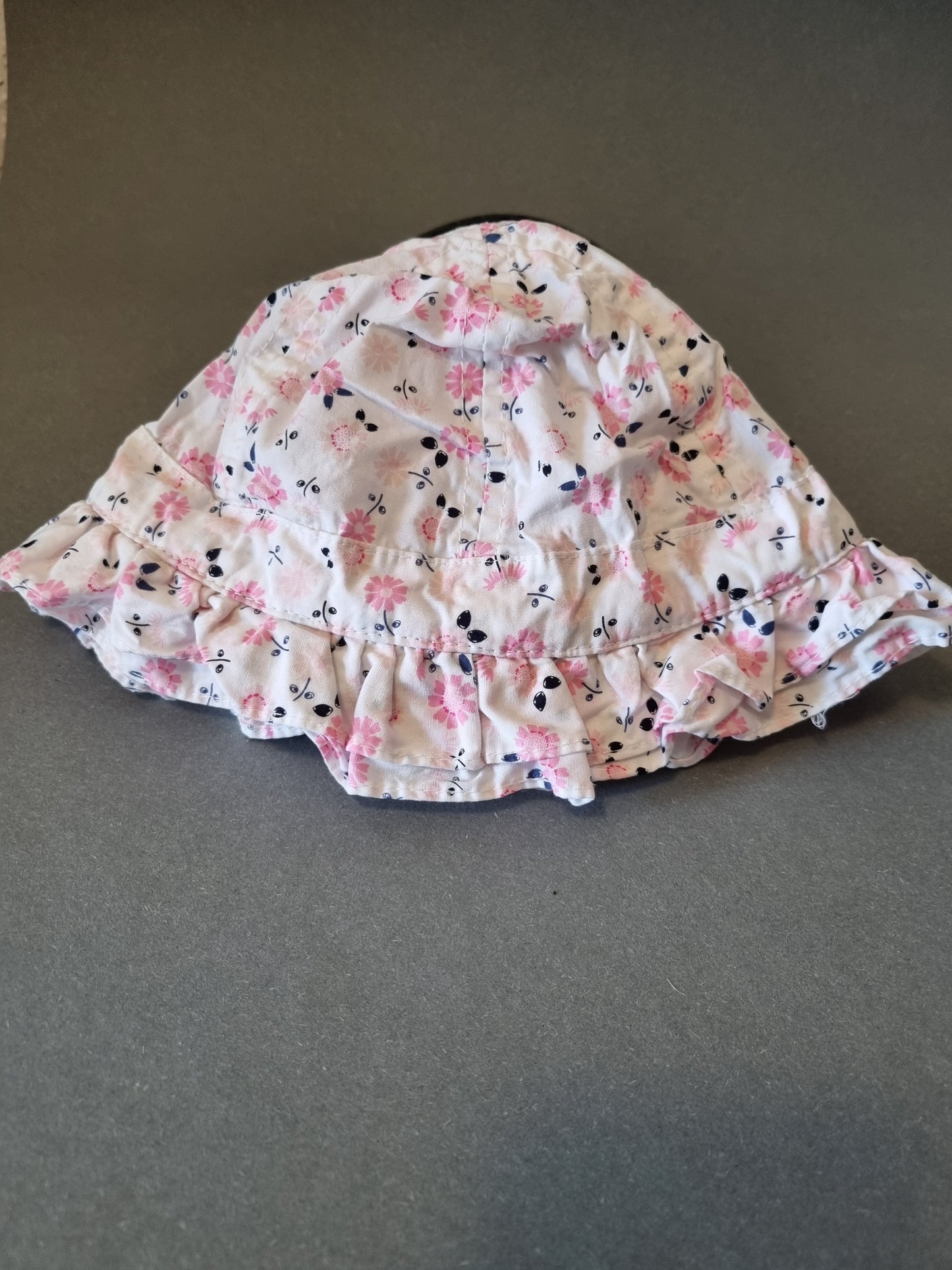 Sommermütze mit floralem Muster