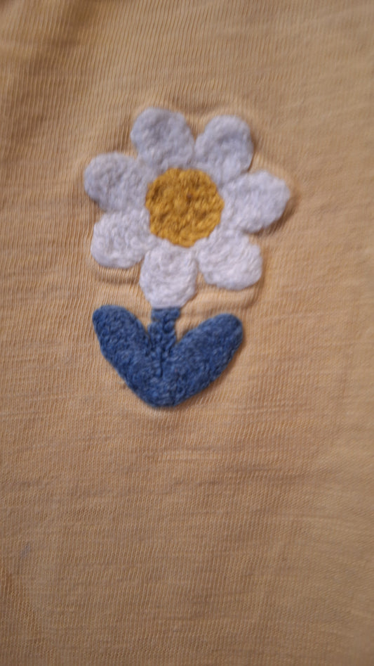 Gelbes Shirt mit Gänseblümchen