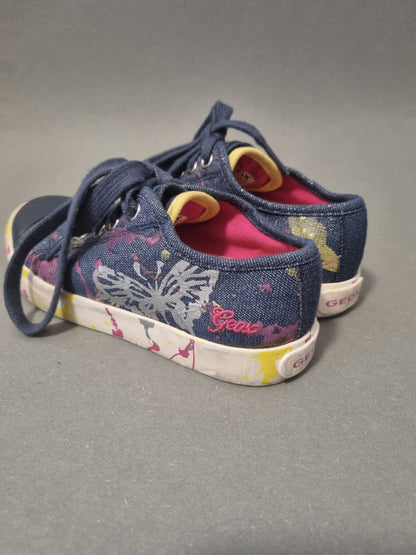 Halbschuhe im blauen Schimmerlook